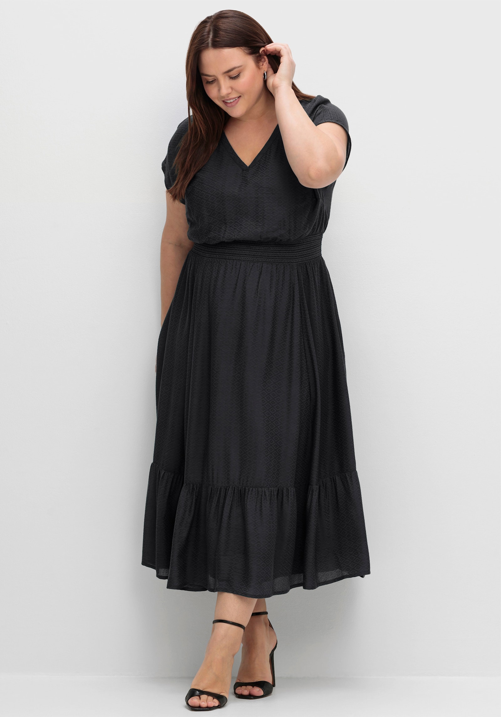 sheego Maxikleid mit Smokbund und Volant am Saum - schwarz