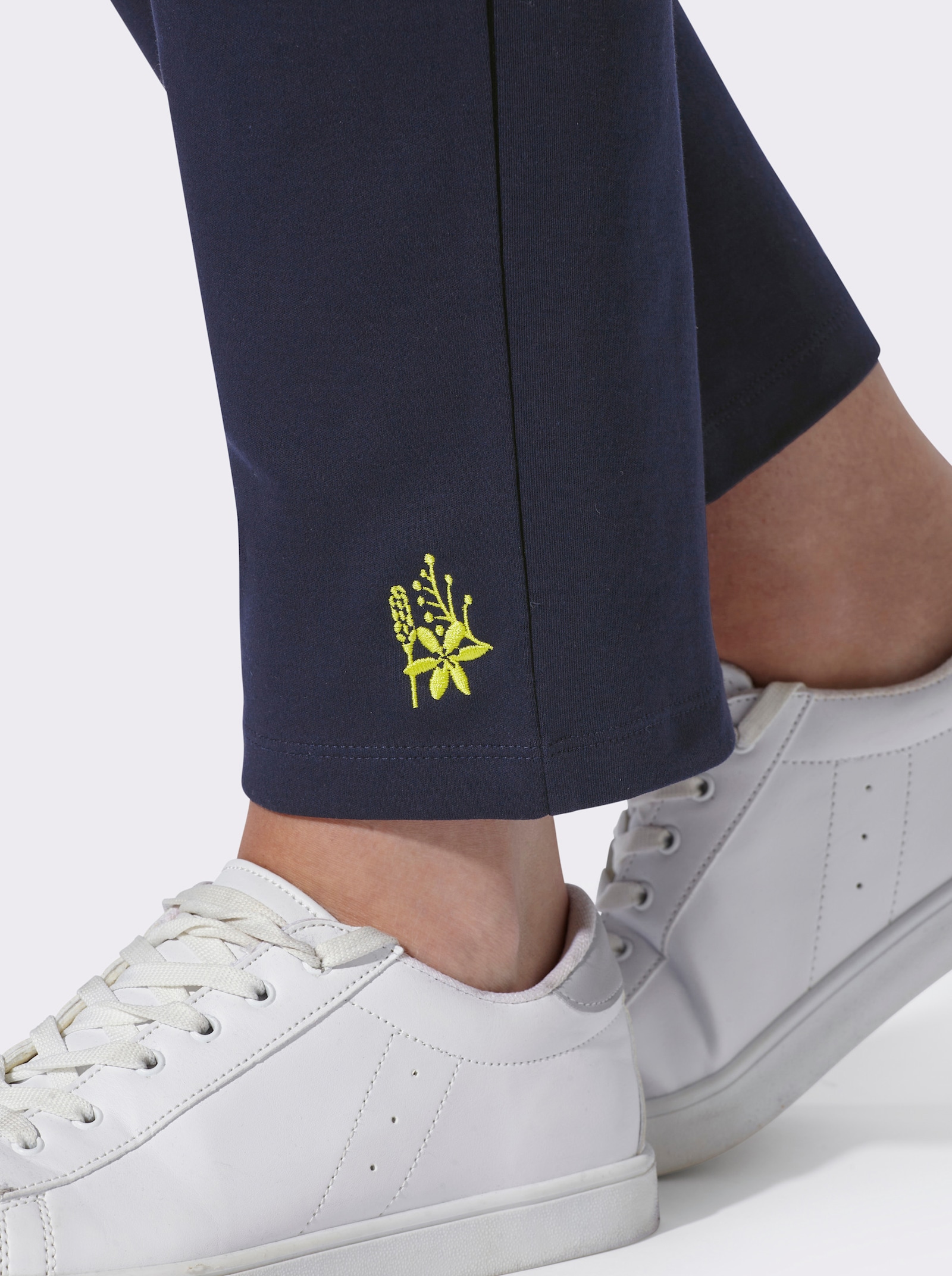 Freizeithose mit Stickerei - marine