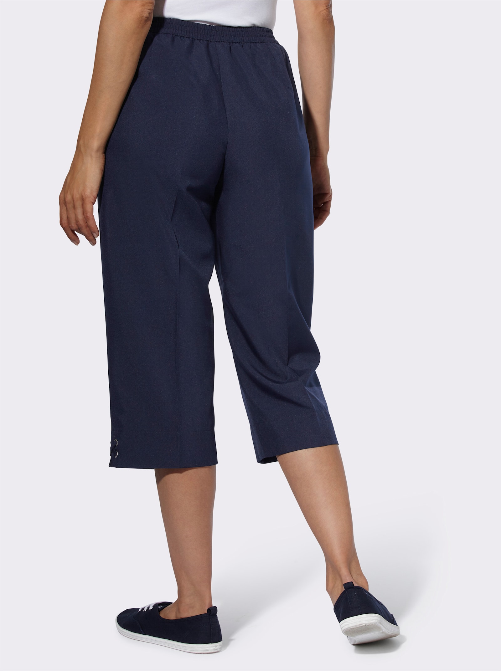 Caprihose mit Bändchen- und Ösenverzierung - marine