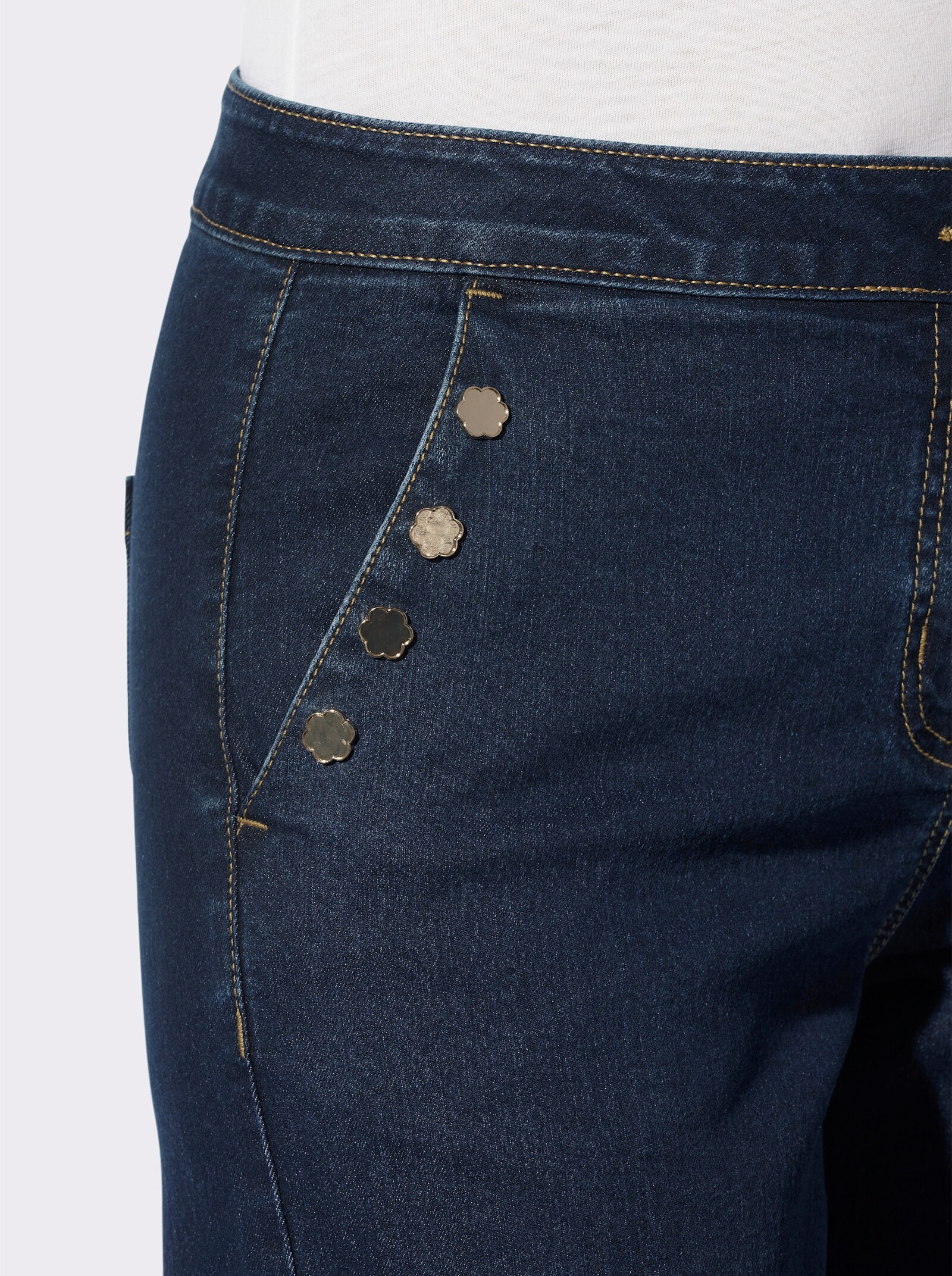 Jeans mit Zierknöpfen - dark blue