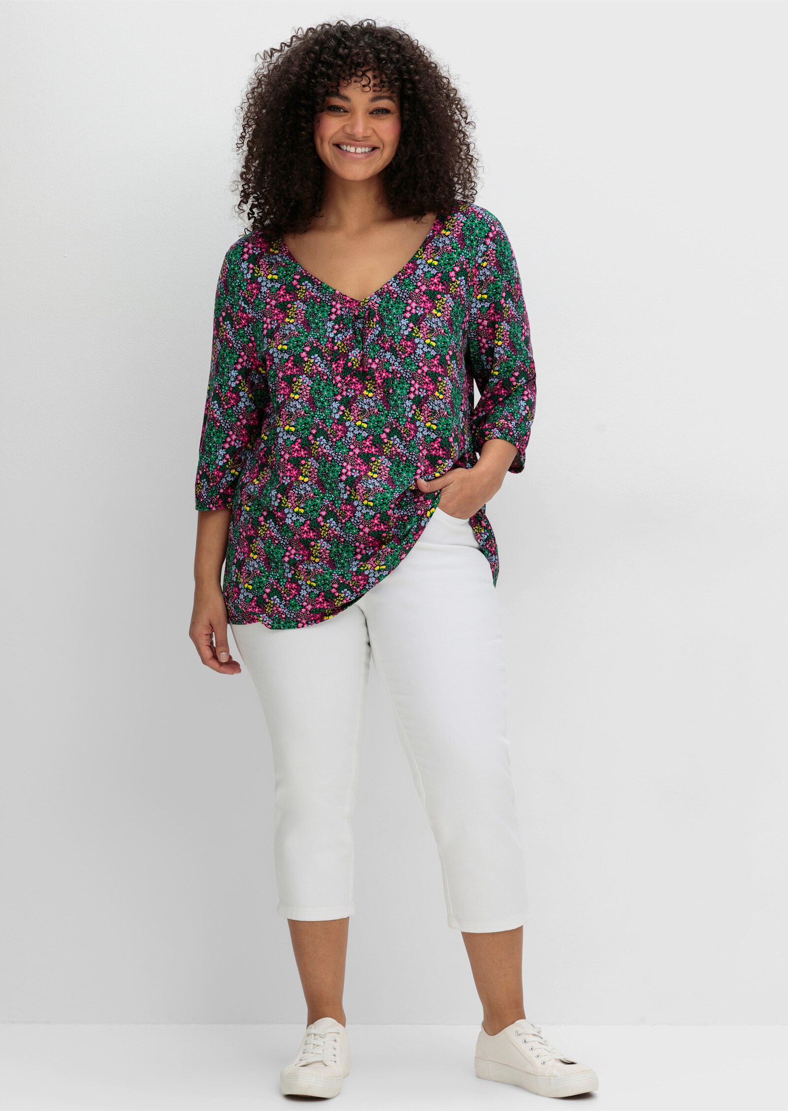 sheego by Joe Browns 3/4-Arm-Shirt mit Allover-Blumendruck und tiefem Ausschnitt - bunt