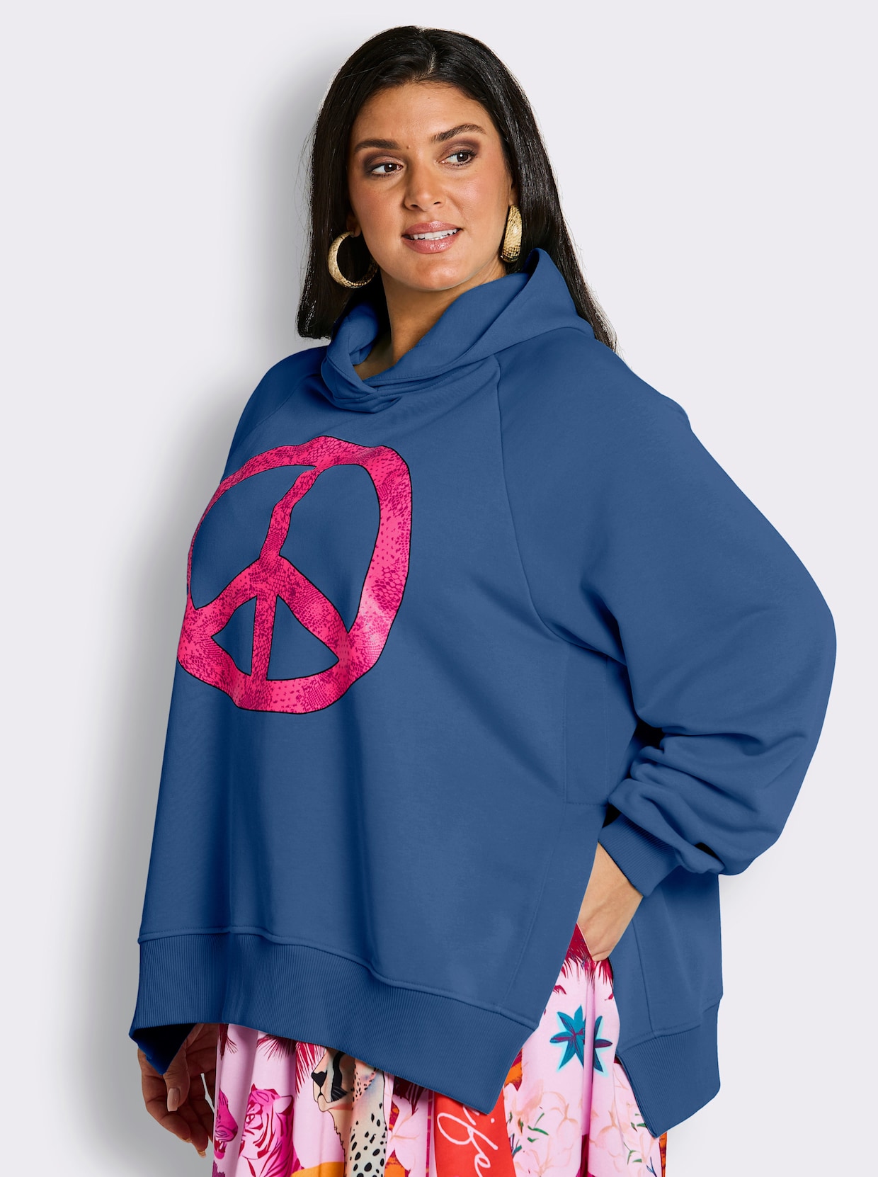 sheego loves miss goodlife Sweatshirt à capuche avec imprimé fluo devant - bleu roi-fuchsia imprimé