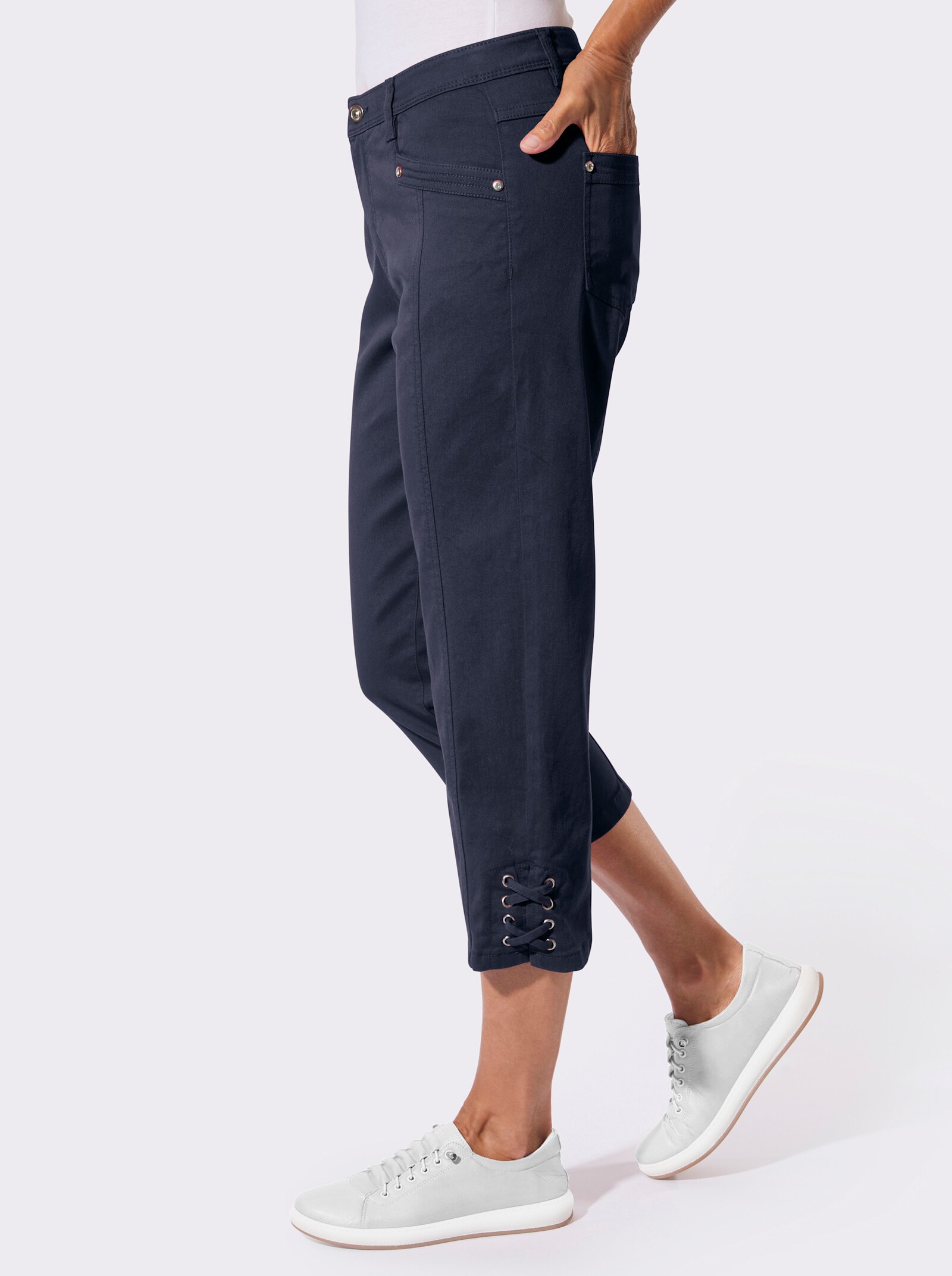 Caprijeans mit Kreuzschnürung am Saum - marine
