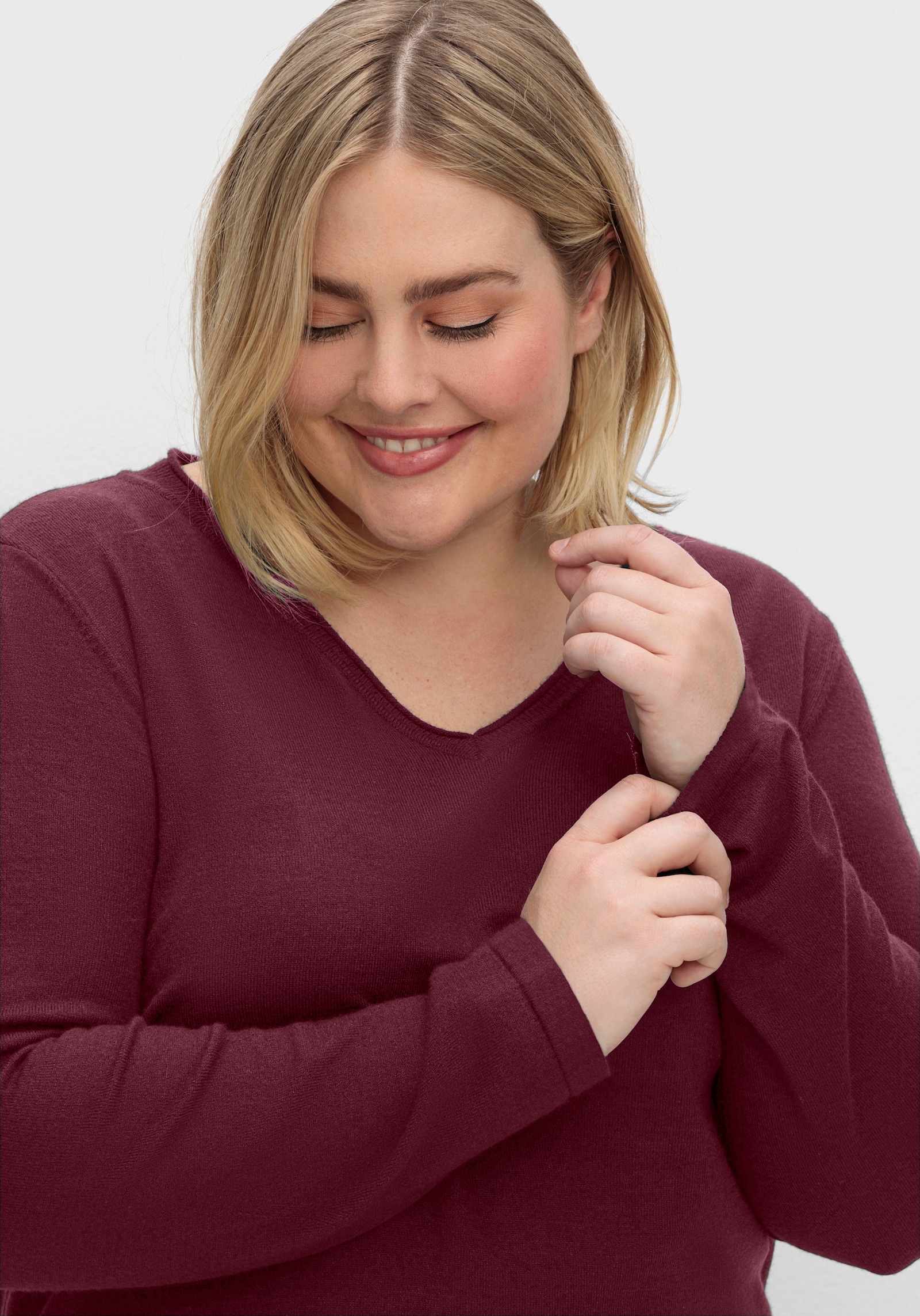 sheego Pullover met V-hals van fluweelzacht materiaal - bordeaux