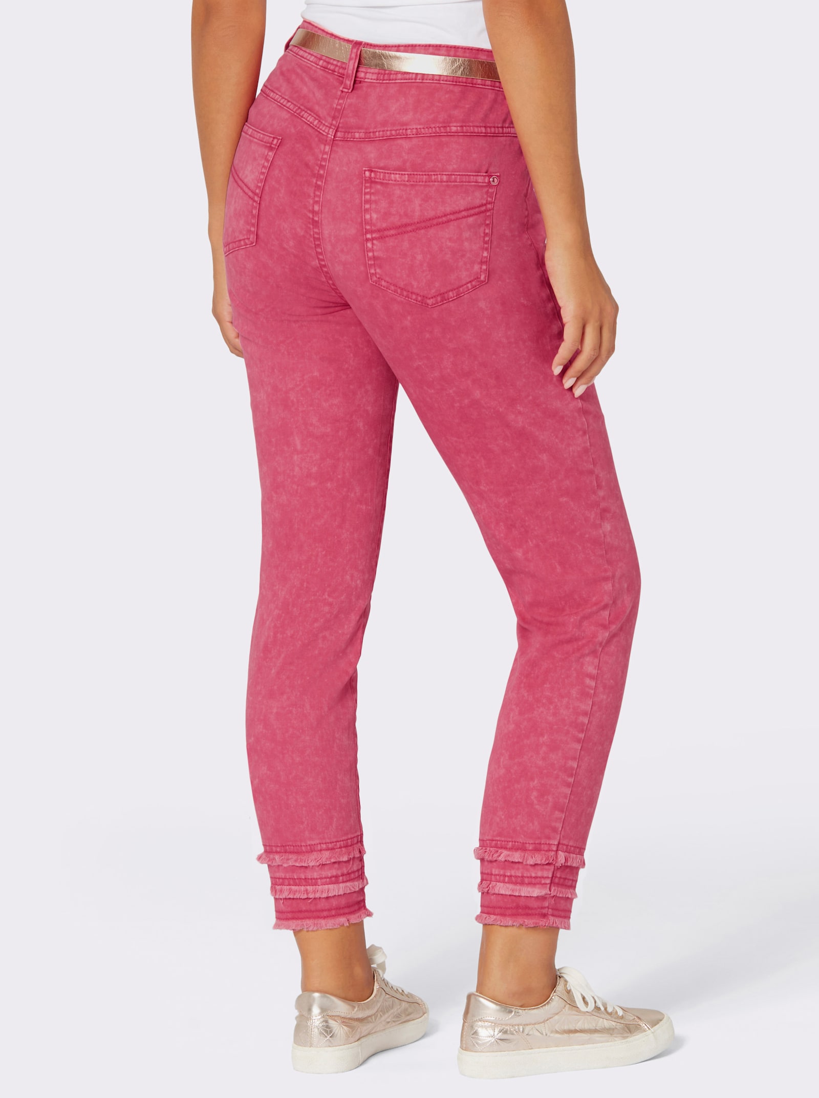 7/8-Jeans mit Fransenverzierung am Saum - pink