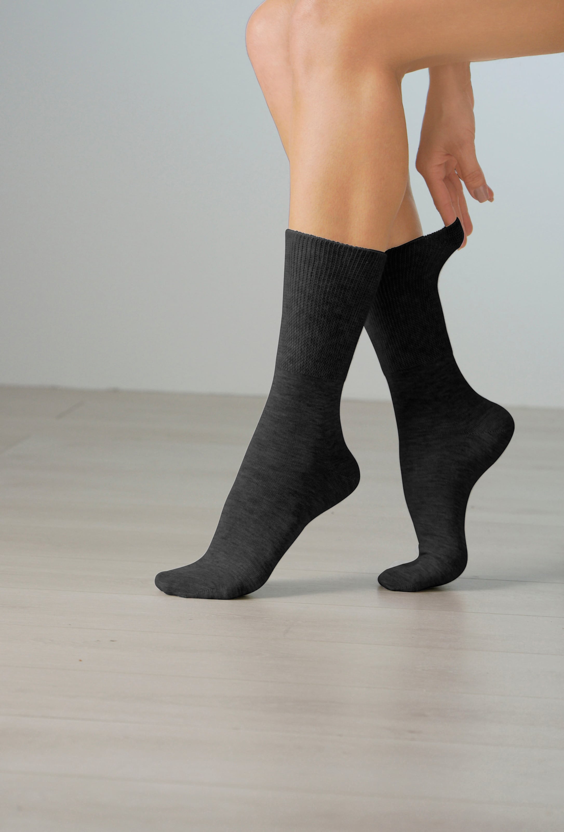 Socken ohne günstig Kaufen-Socken in schwarz von wäschepur. Socken in schwarz von wäschepur <![CDATA[Auch für die empfindlichen Füße von Diabetikern geeignet: Socken für Sie & Ihn. Dank der extrem flexiblen Bündchen ohne Einschneiden, der handgekettelten Spitze und d