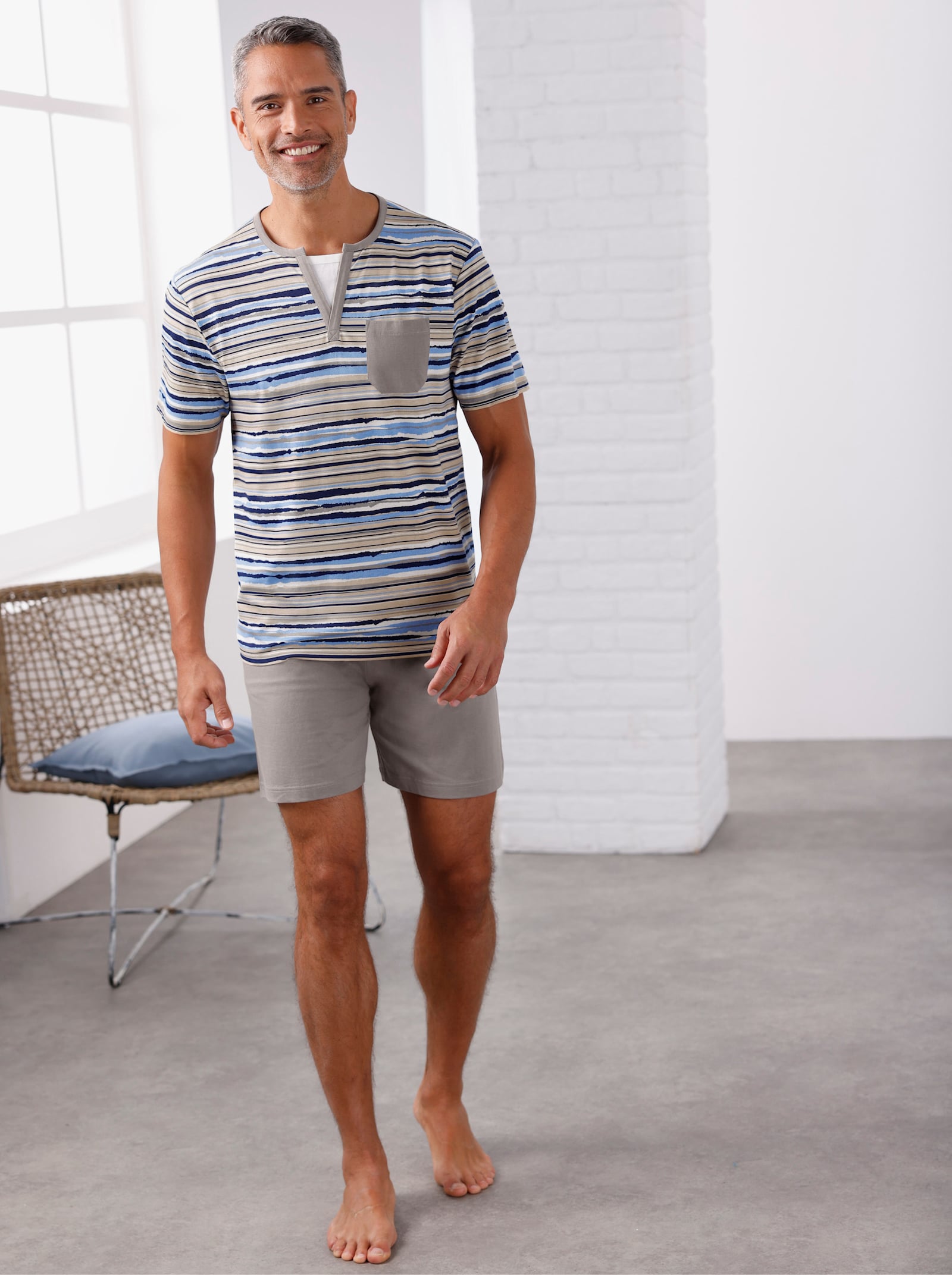 Shortama met inzet bij de hals - hemelsblauw-beige-bedrukt