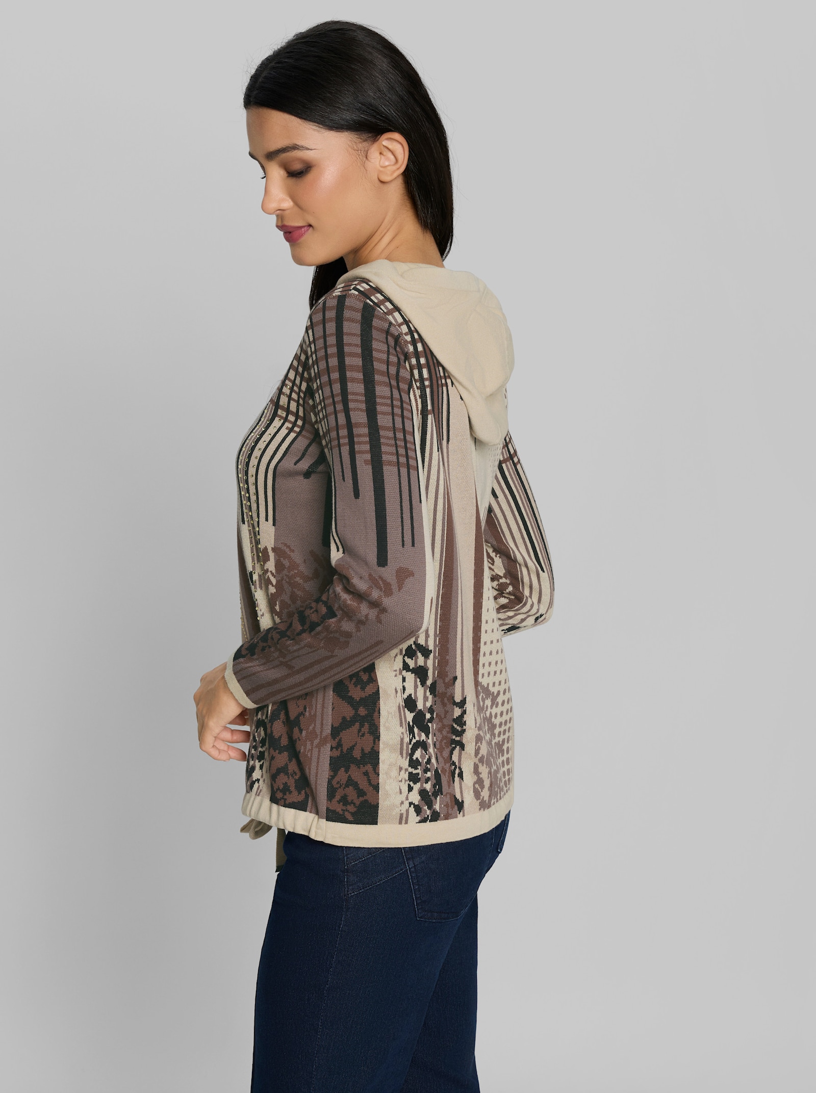 heine Kapuzenstrickjacke mit Ziersteinchen - sand-schwarz-bedruckt