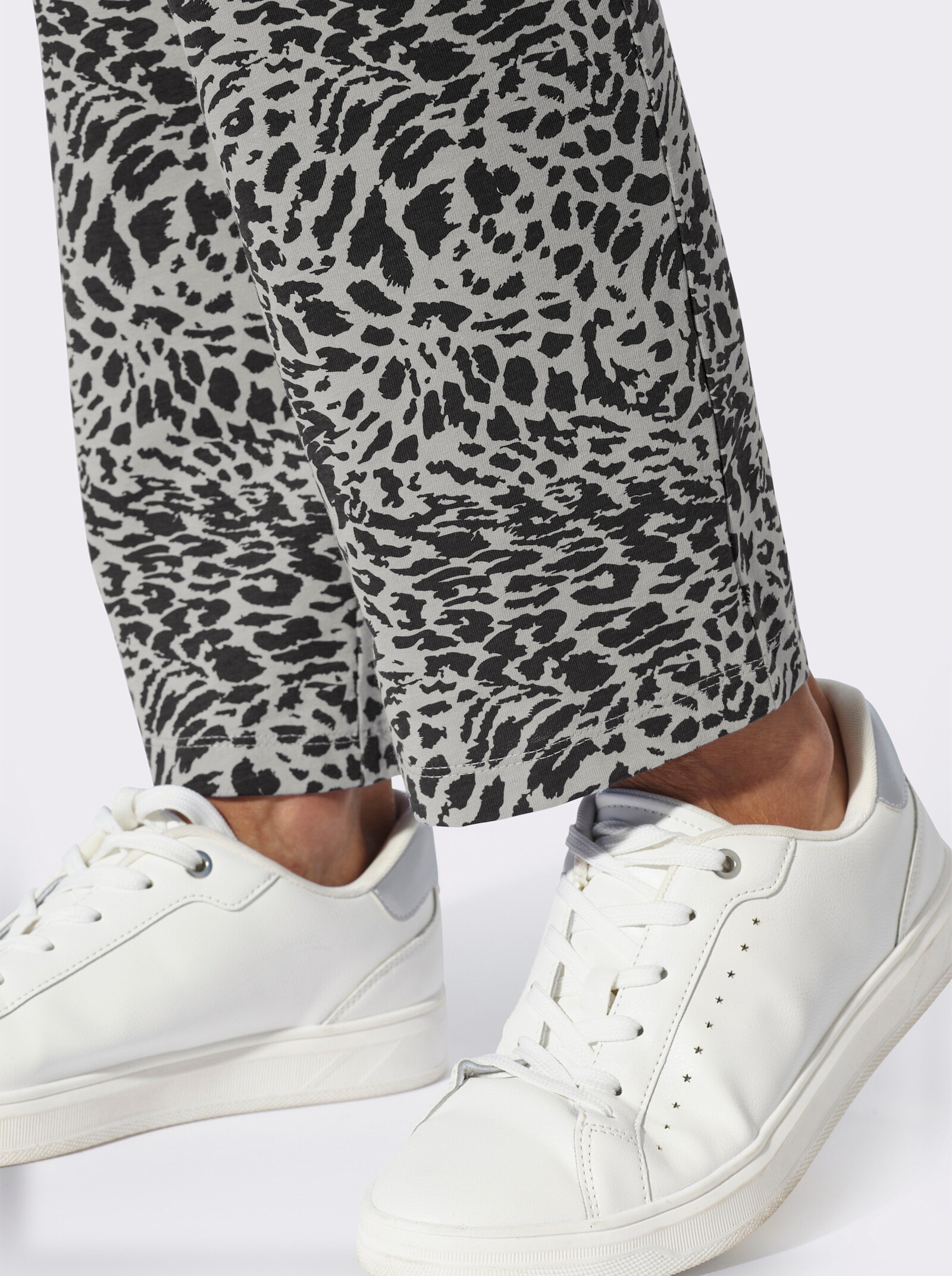 Freizeithose mit Animal-Print - schwarz-hellgrau-bedruckt