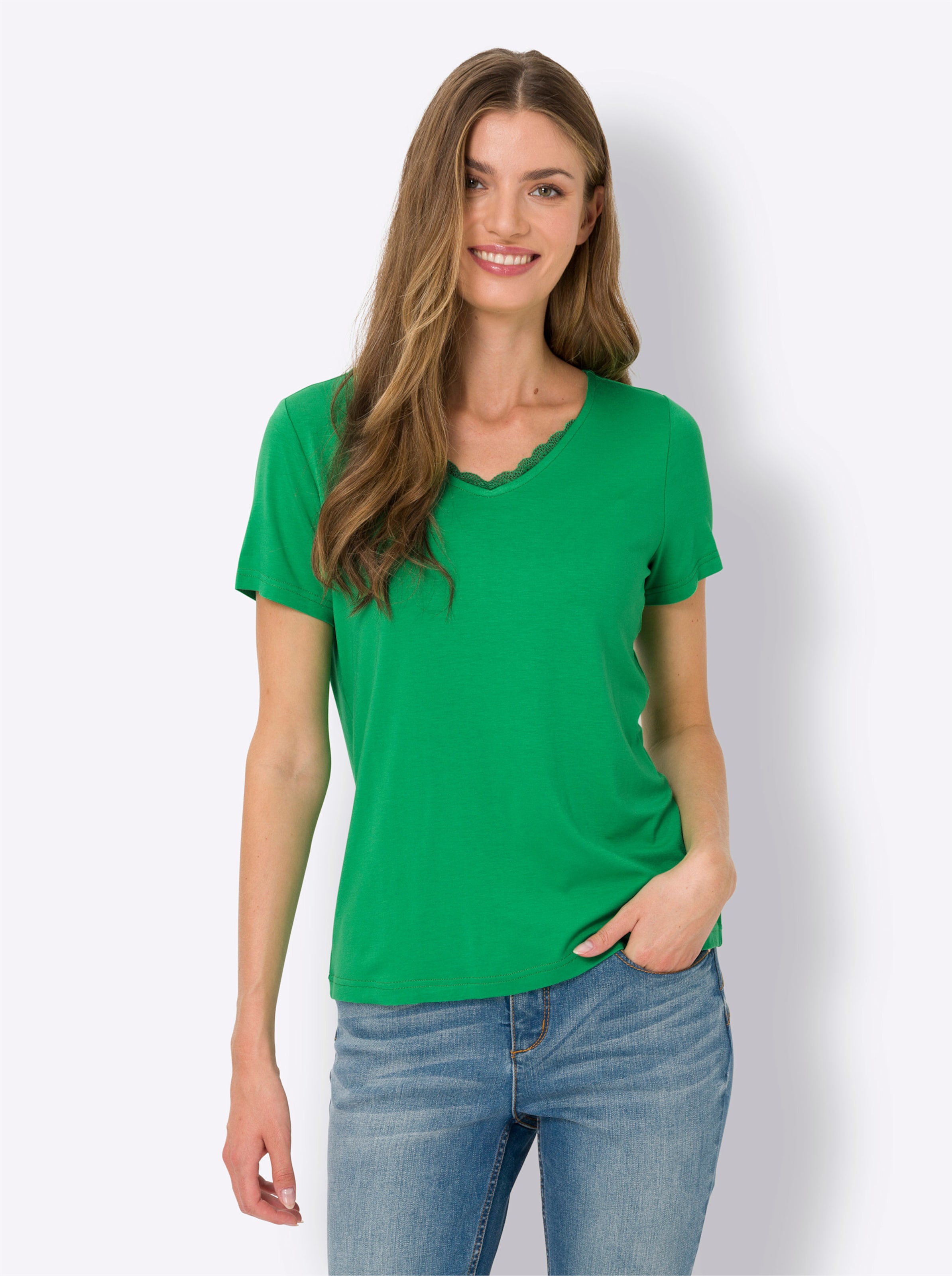 Mini Satz günstig Kaufen-Shirt in grasgrün von heine. Shirt in grasgrün von heine <![CDATA[Shirt Femininer Basic-Style in weicher, anschmiegsamer Qualität. Mit feinem Spitzenbesatz am leicht gerundeten V-Ausschnitt. Leicht tailliert, mit Kurzarm.]]>. 