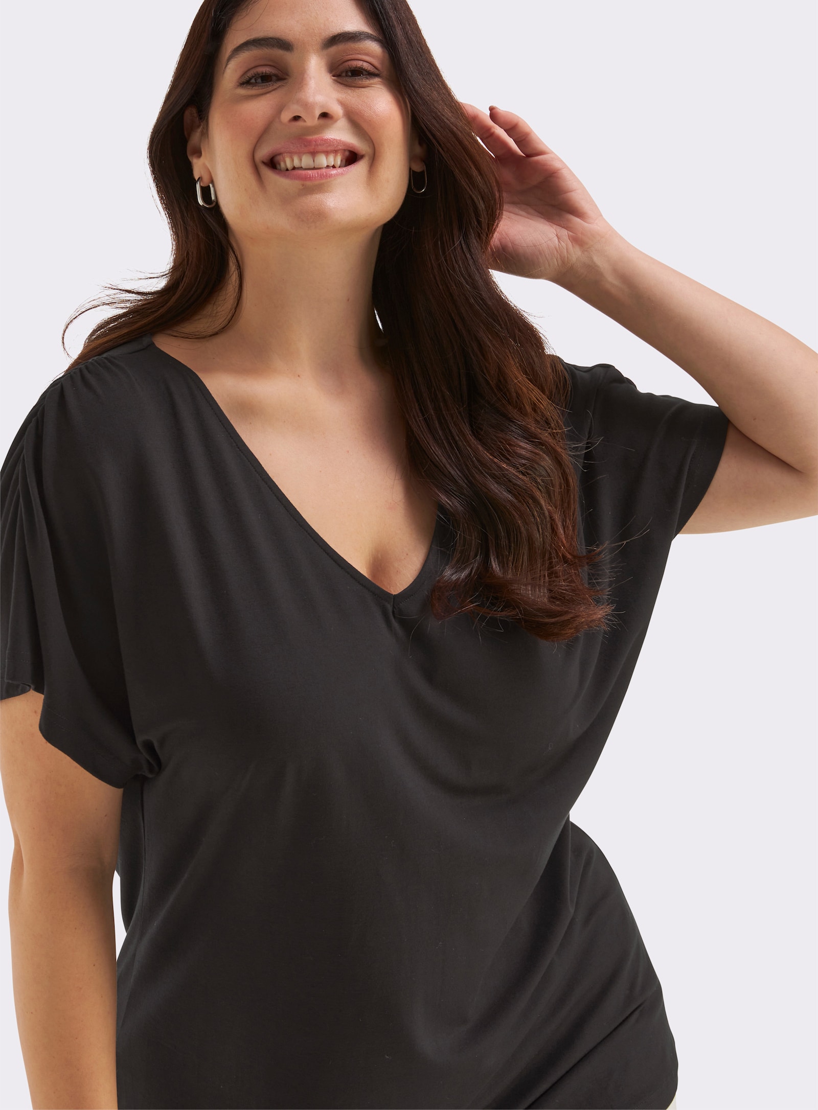 sheego V-Shirt mit Raffungen an der Schulternaht - schwarz