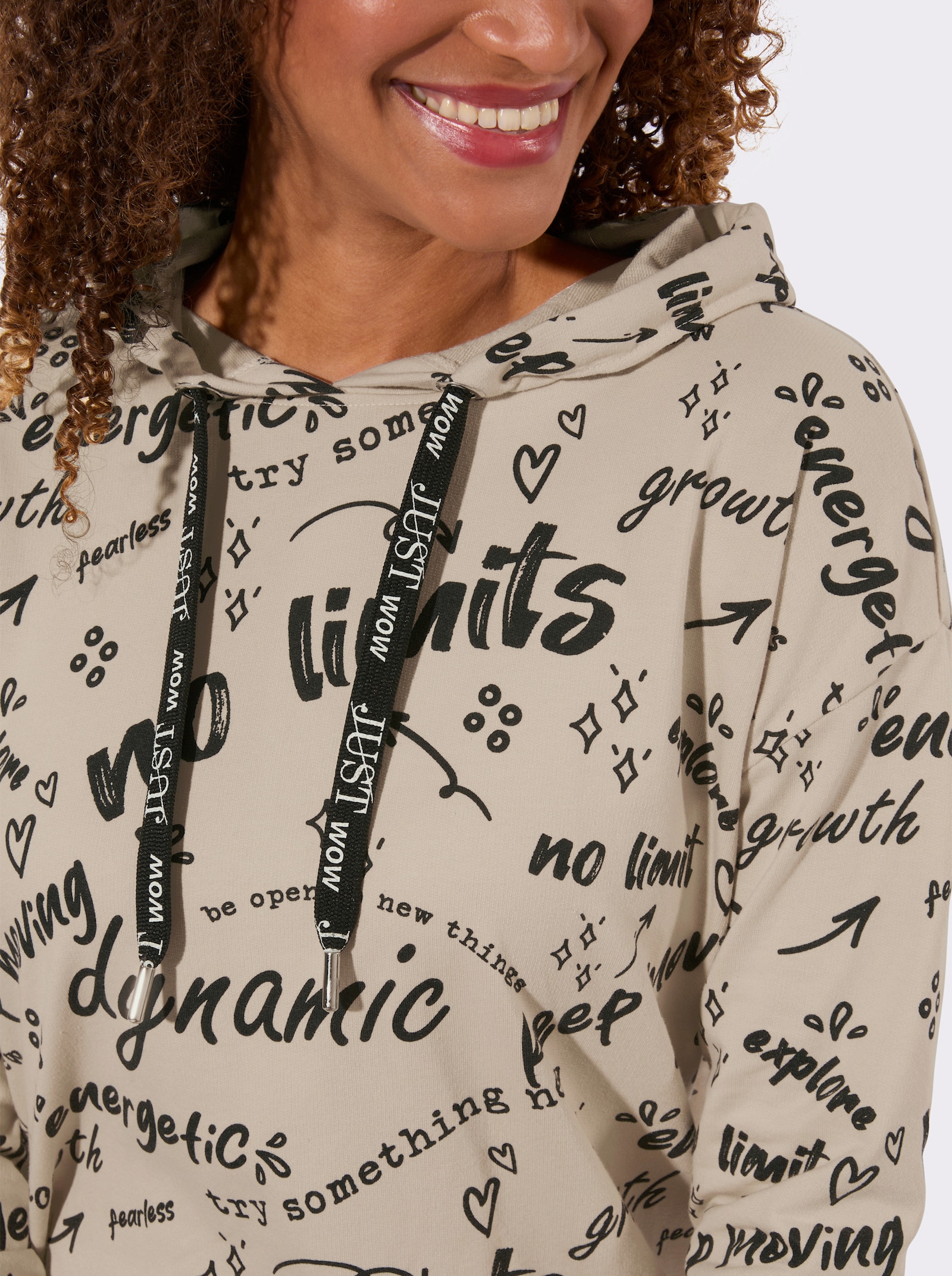 Hoodykleid mit Schriftzügen rundum - sand-schwarz-bedruckt