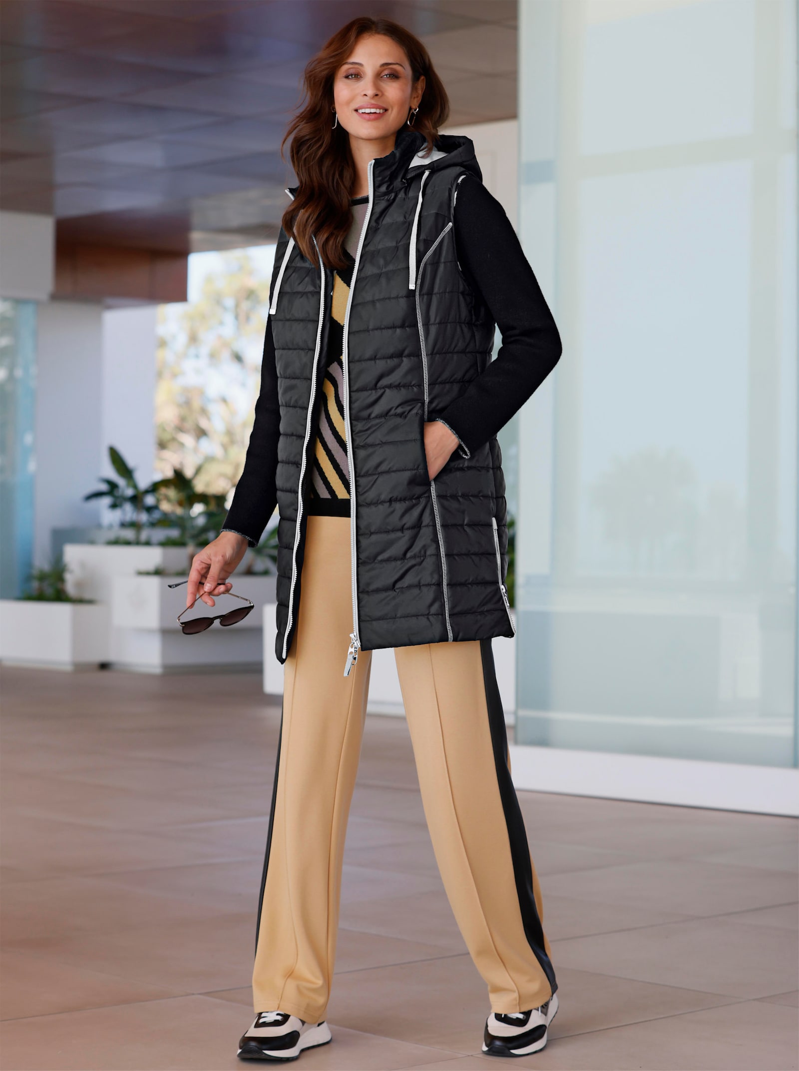 Dlouhá vesta s odnímatelnou kapucí - černá