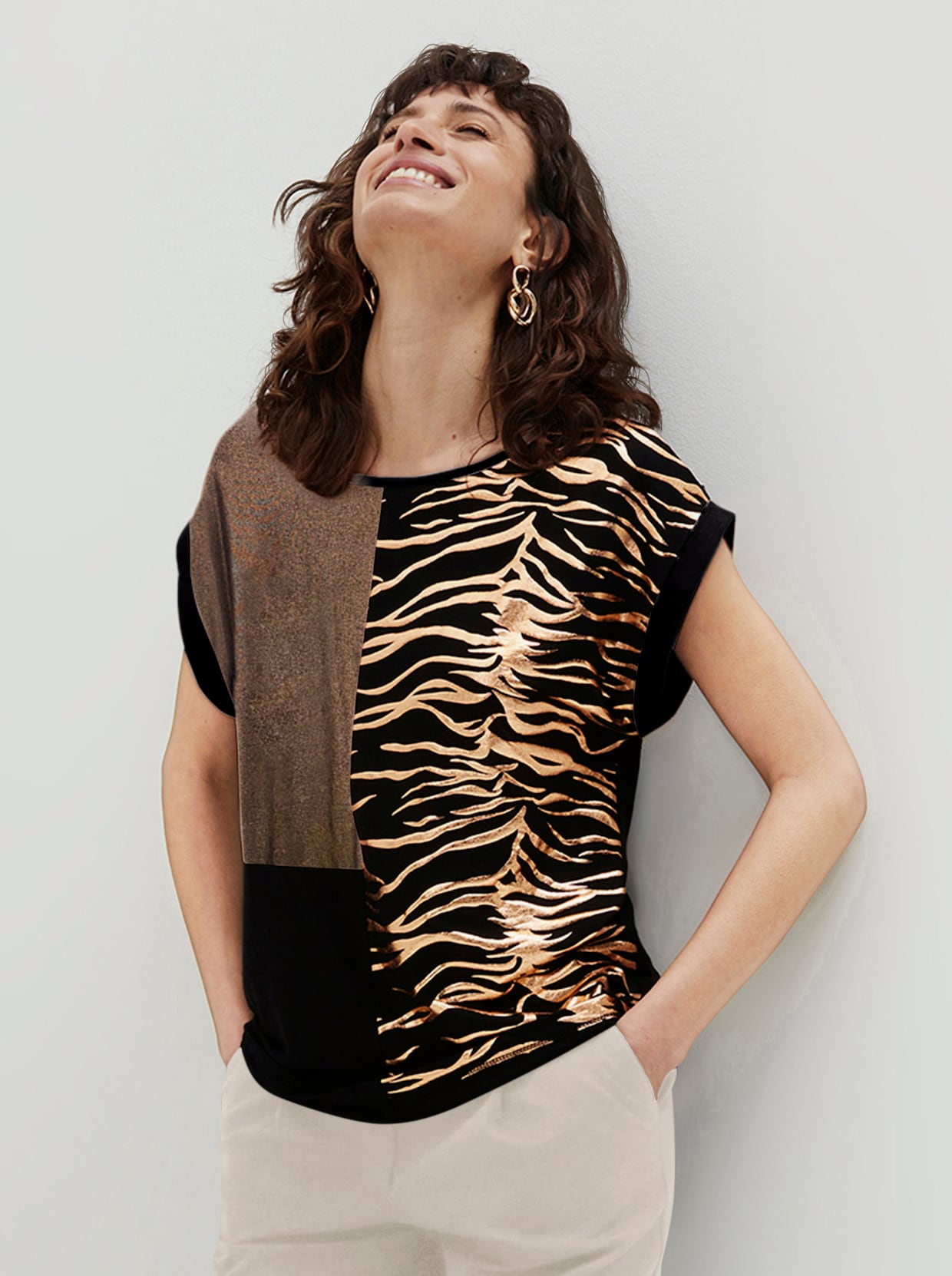 Kurzarmshirt in Viskose-Qualität - schwarz-kupferfarben-bedruckt