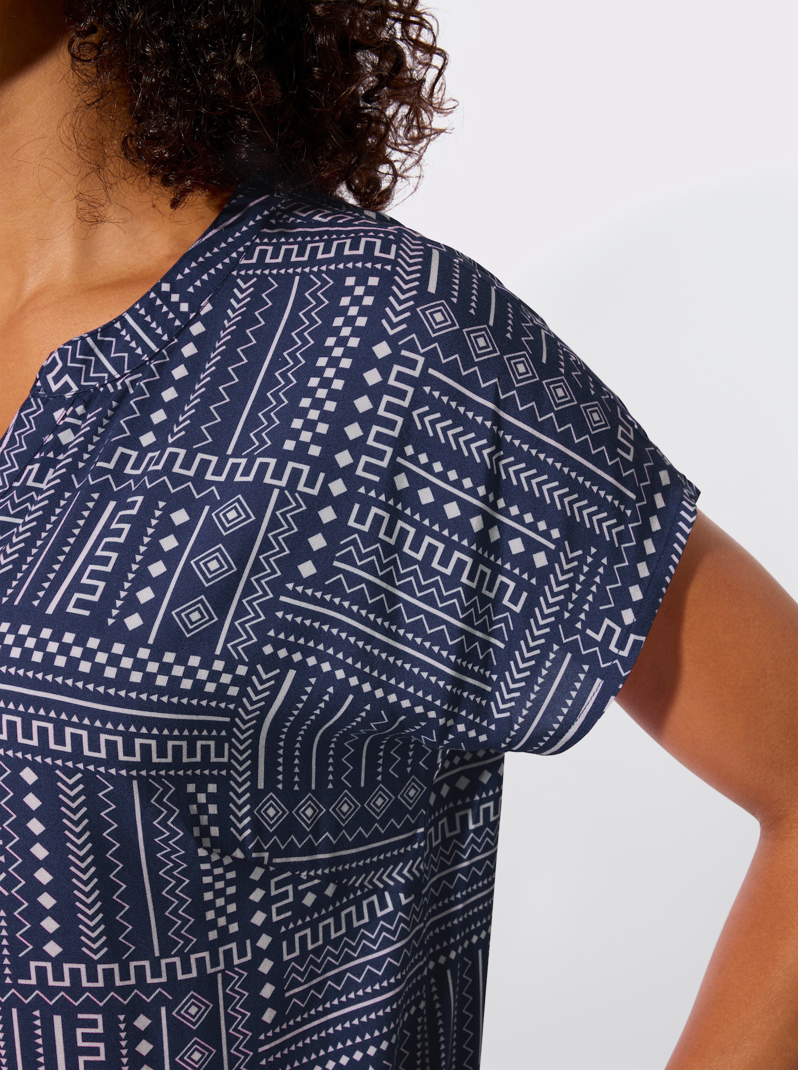 Druckbluse aus reiner Viskose - marine-ecru-gemustert