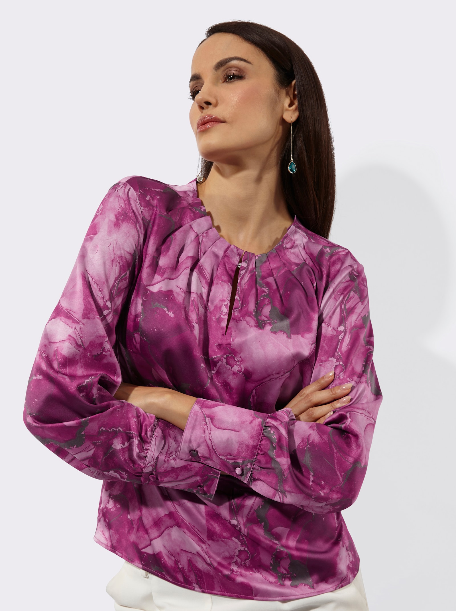 Satinbluse mit Falten am Ausschnitt - malve-dunkelrot-bedruckt