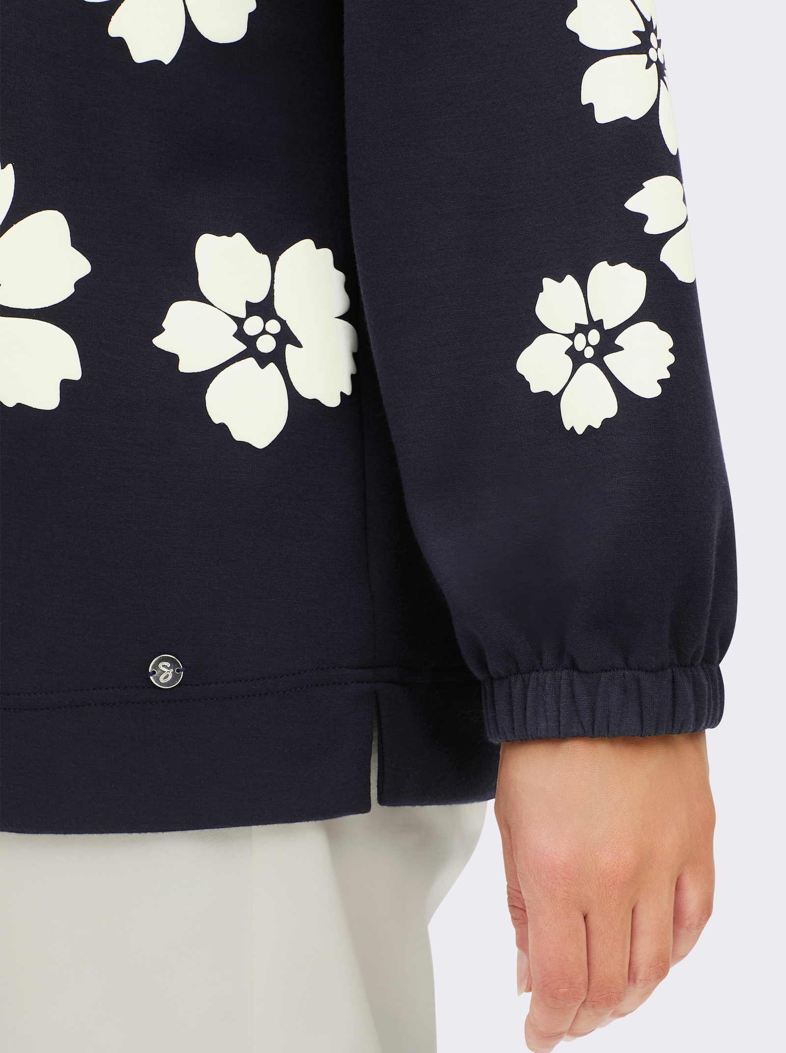 sheego Sweatshirt met rubberen bloemen - diepblauw/champagne bedrukt