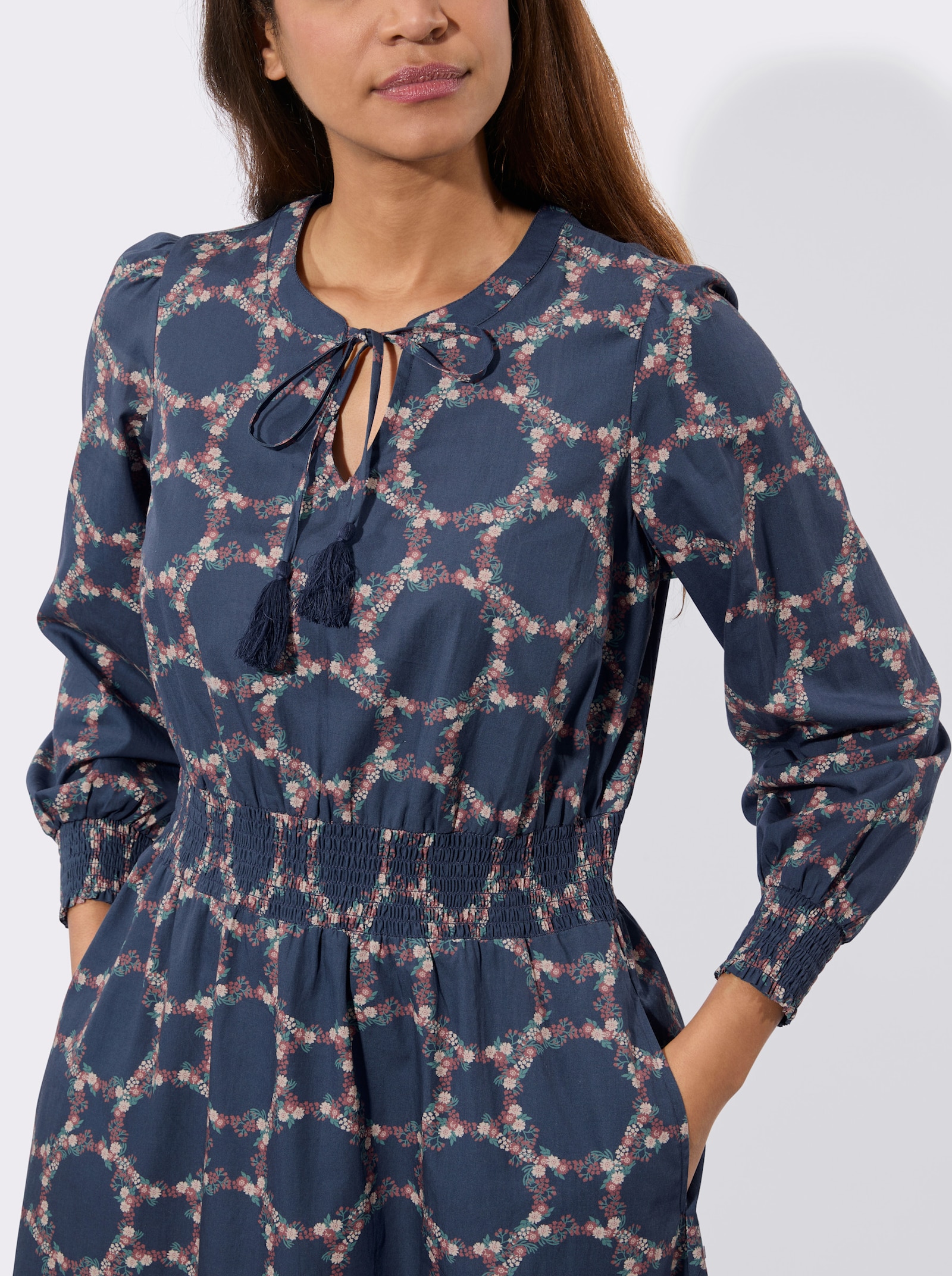 Baumwollkleid mit Smok-Details - rauchblau-rosenholz-bedruckt