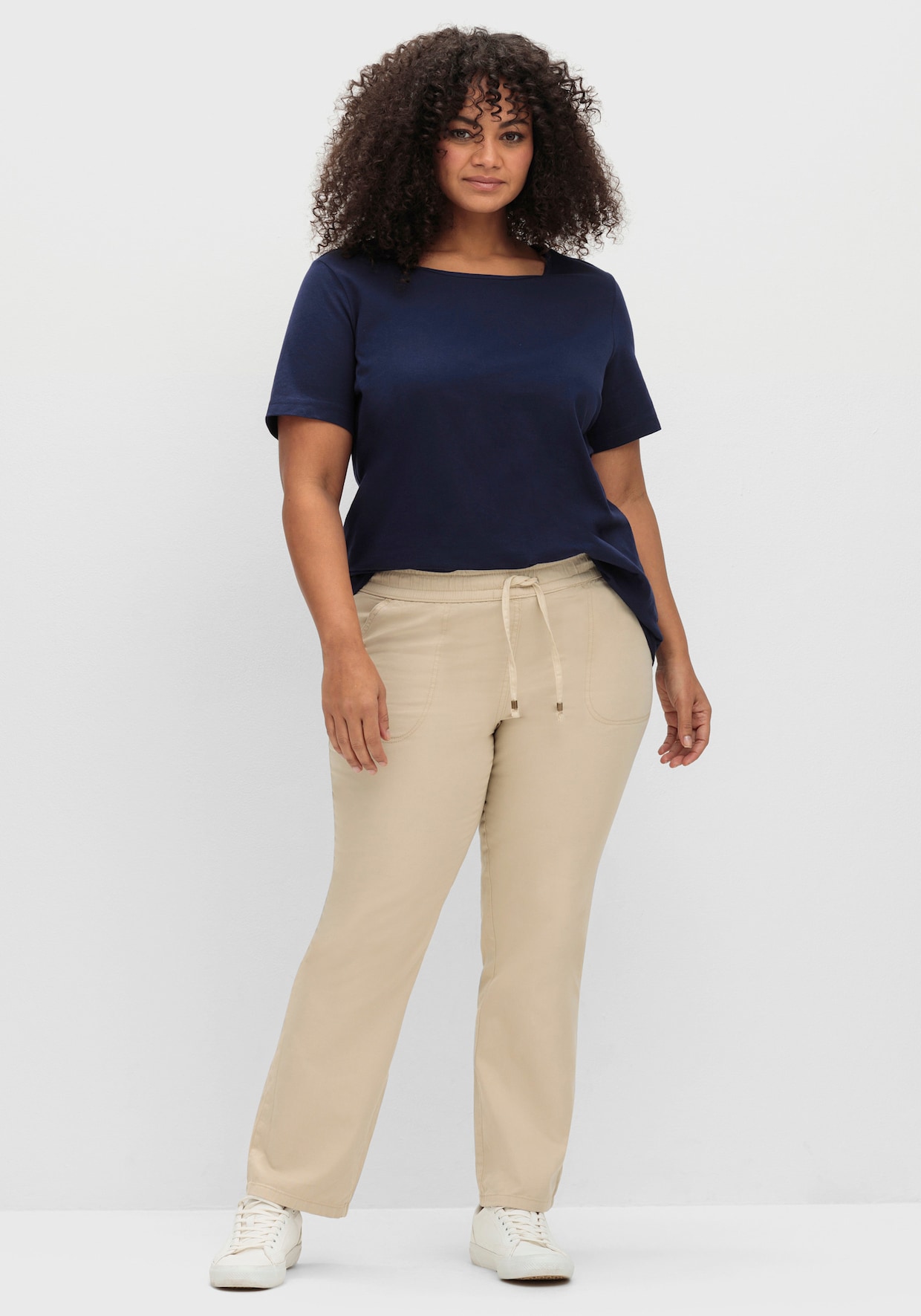 Schlupfjeans mit gesmoktem Bund - sand