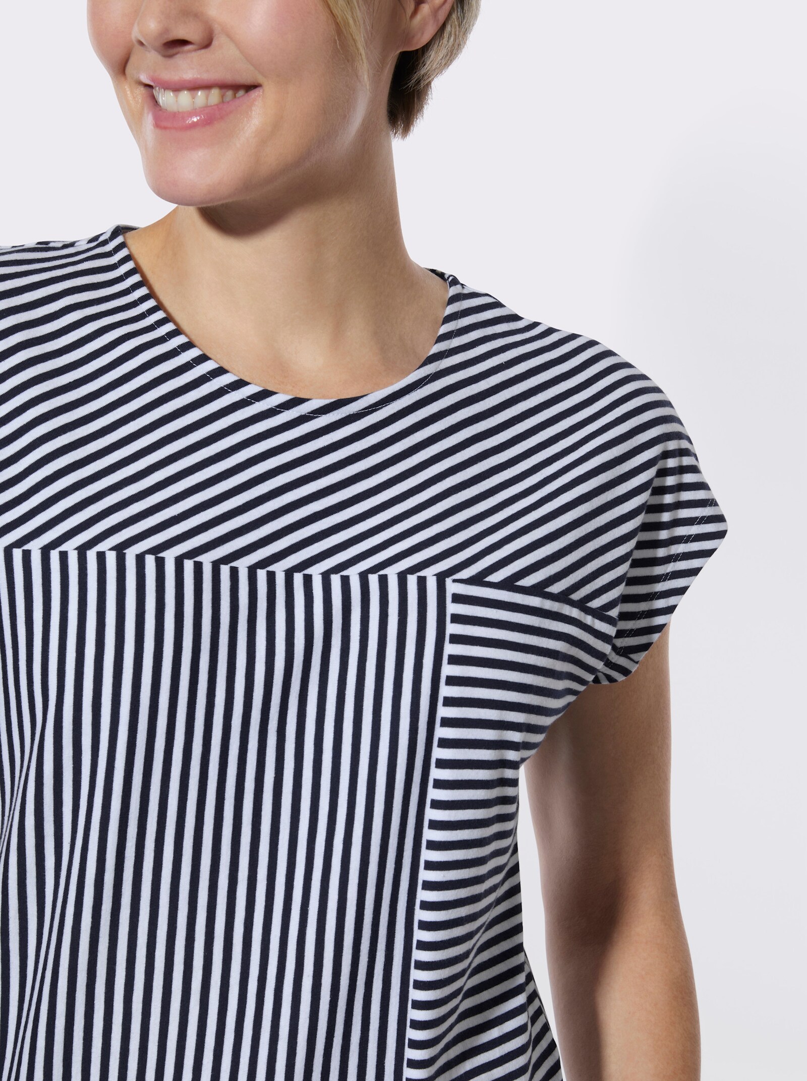 Rundhalsshirt mit asymmetrischem Saum - marine-weiß-geringelt