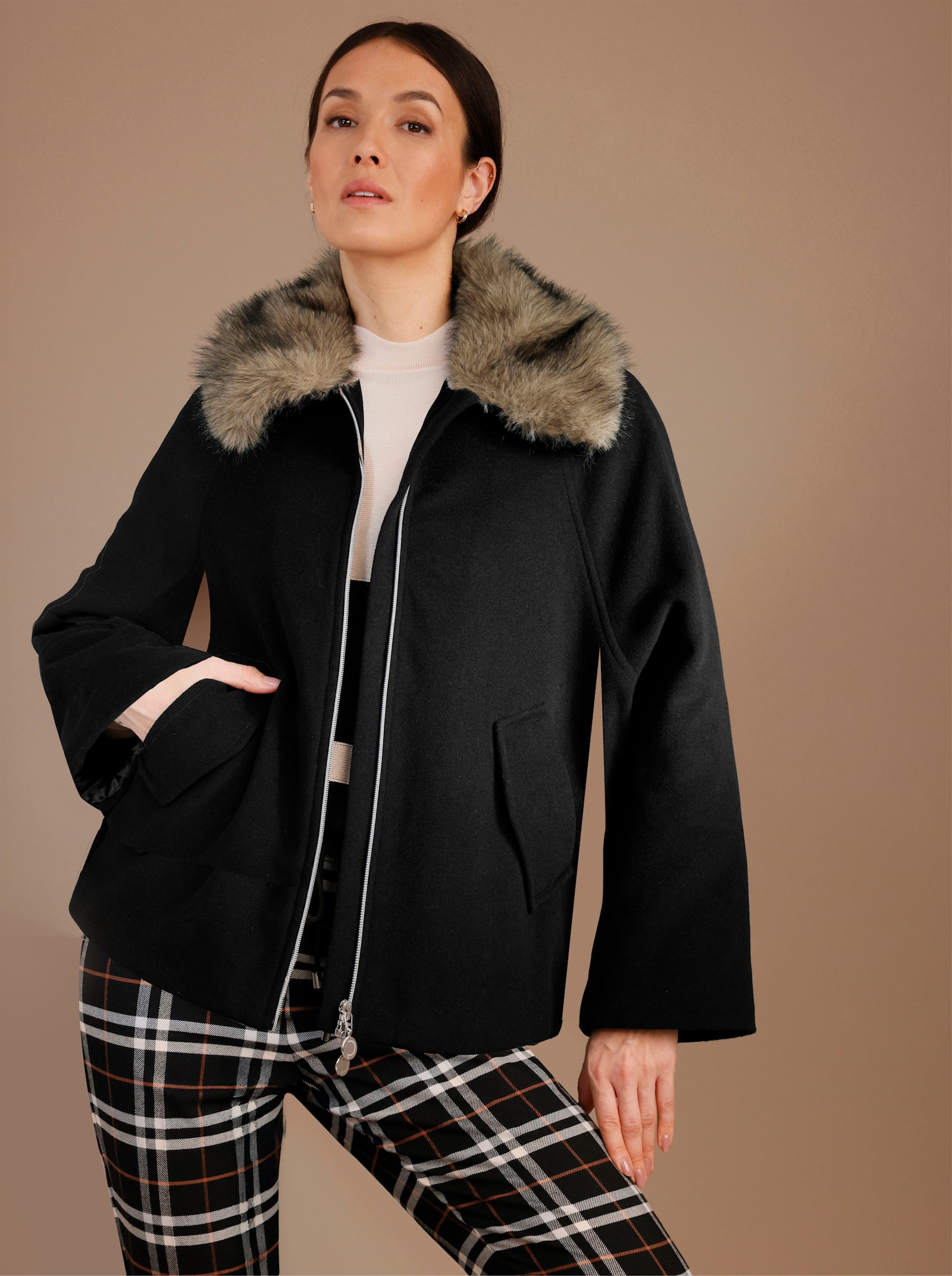 CREATION L PREMIUM Wolljacke mit Pelz-Imitat-Kragen - schwarz