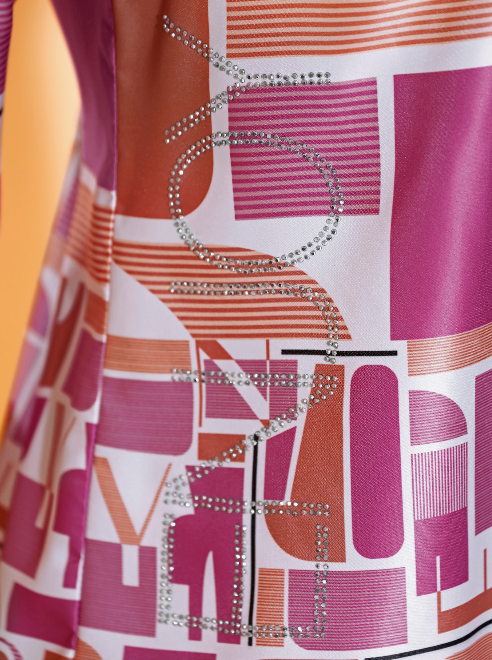 Satinbluse im Grafikdruck mit Schriftzug - papaya-fuchsia-bedruckt