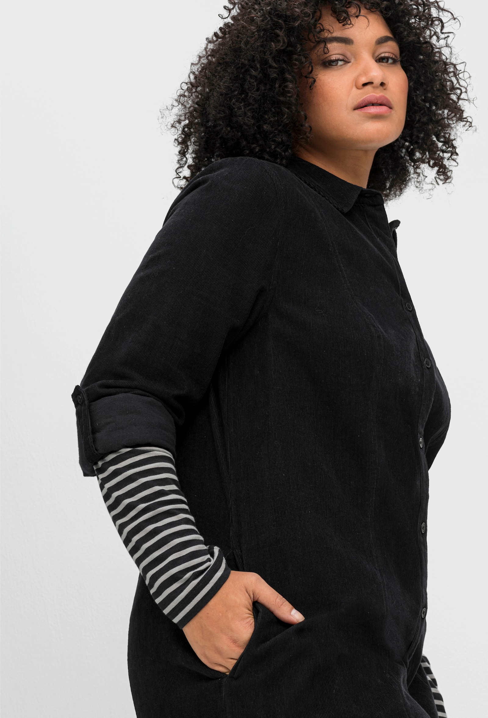 sheego Robe-chemiser en velours côtelé doux - noir