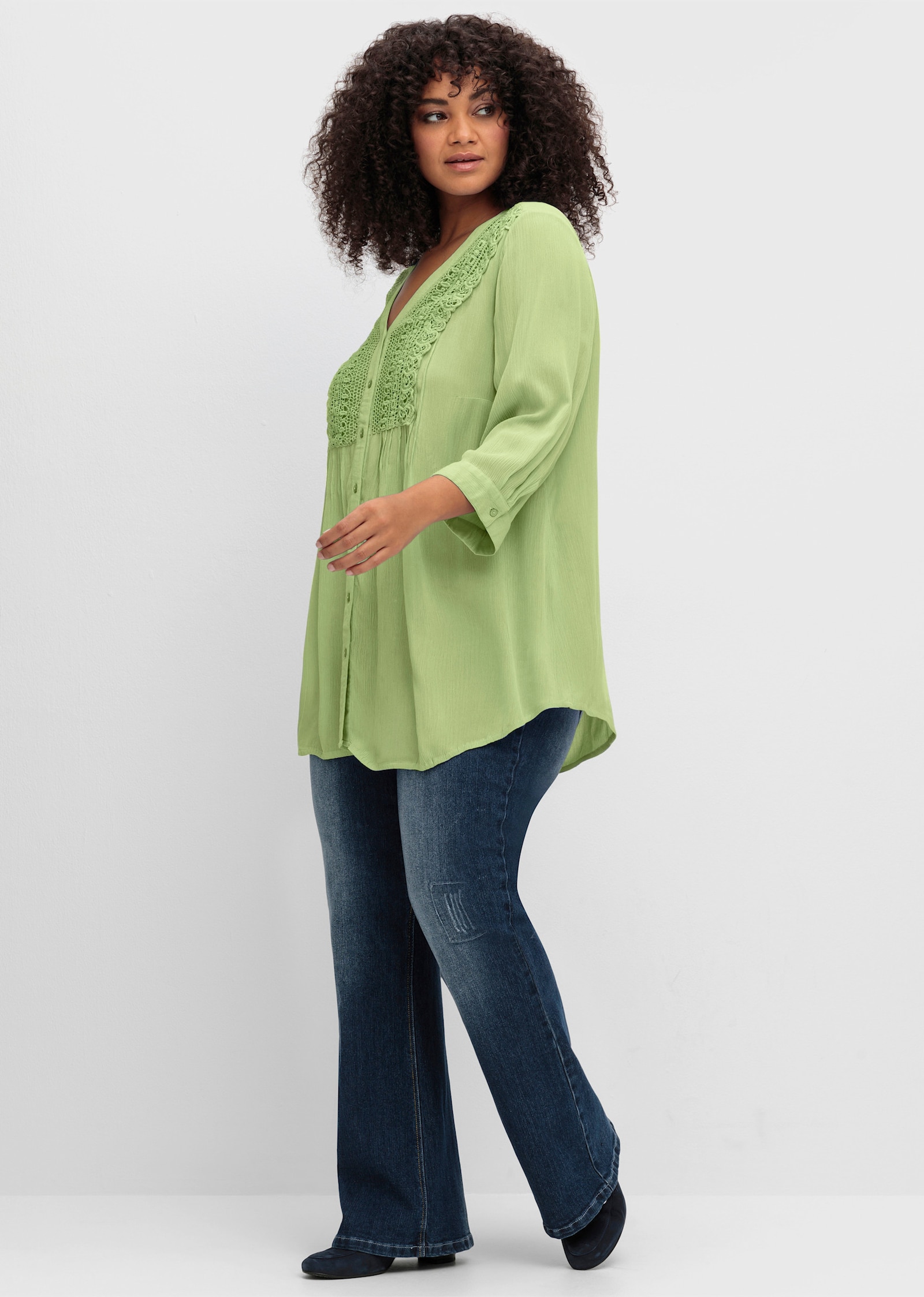 sheego by Joe Browns Crêpebluse mit Biesen und Häkelspitze - reseda