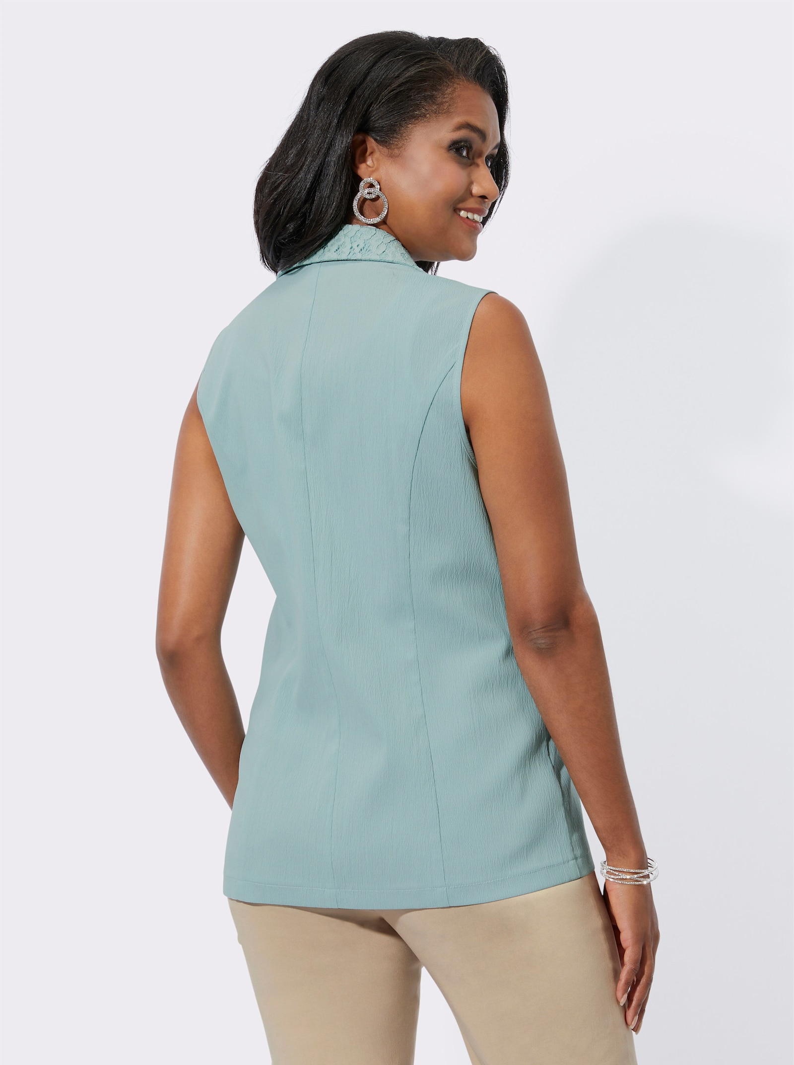 Kostuumgilet met kant op de reverskraag - kalkmint