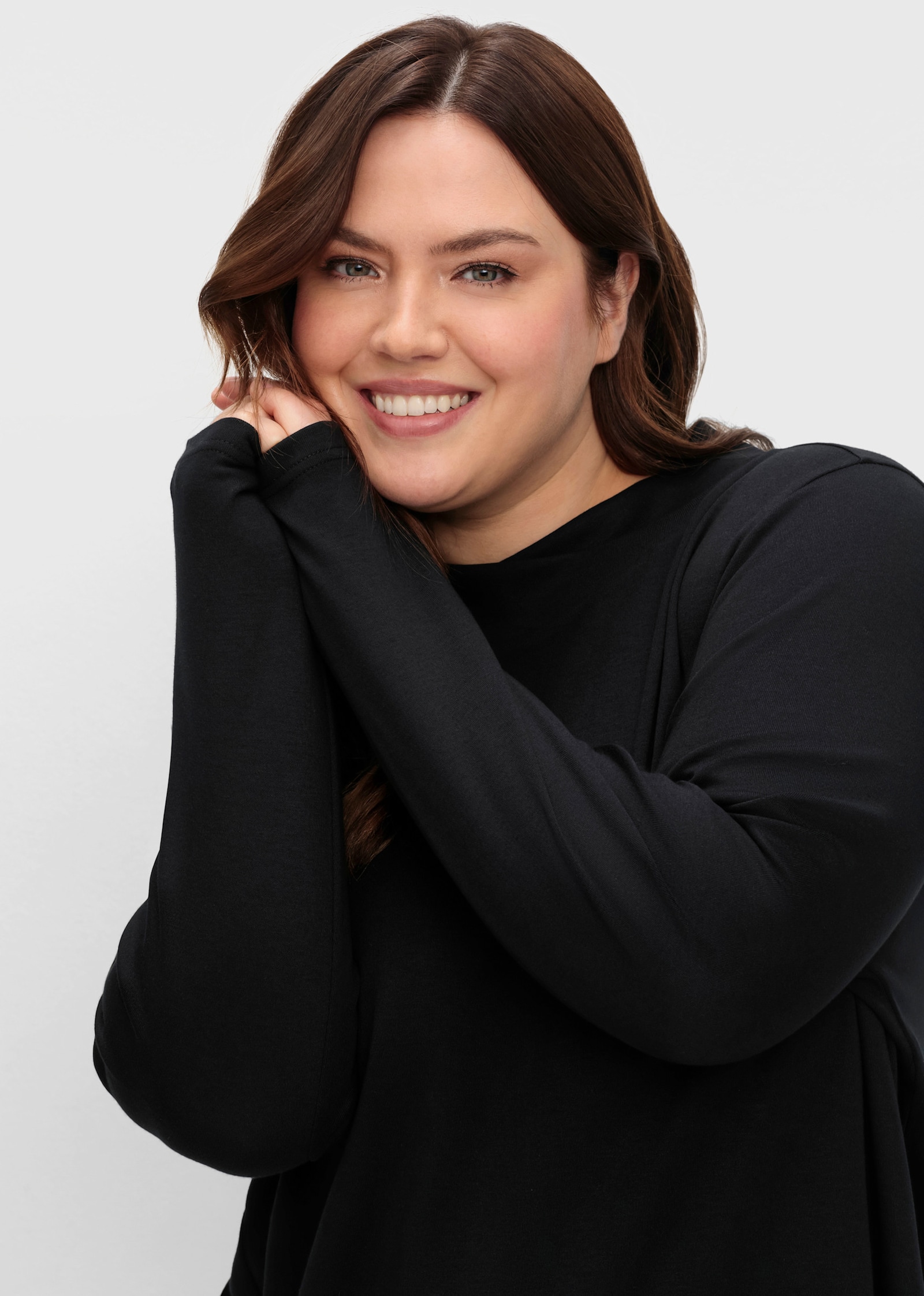 sheego Longshirt mit asymmetrischem Stehkragen - schwarz