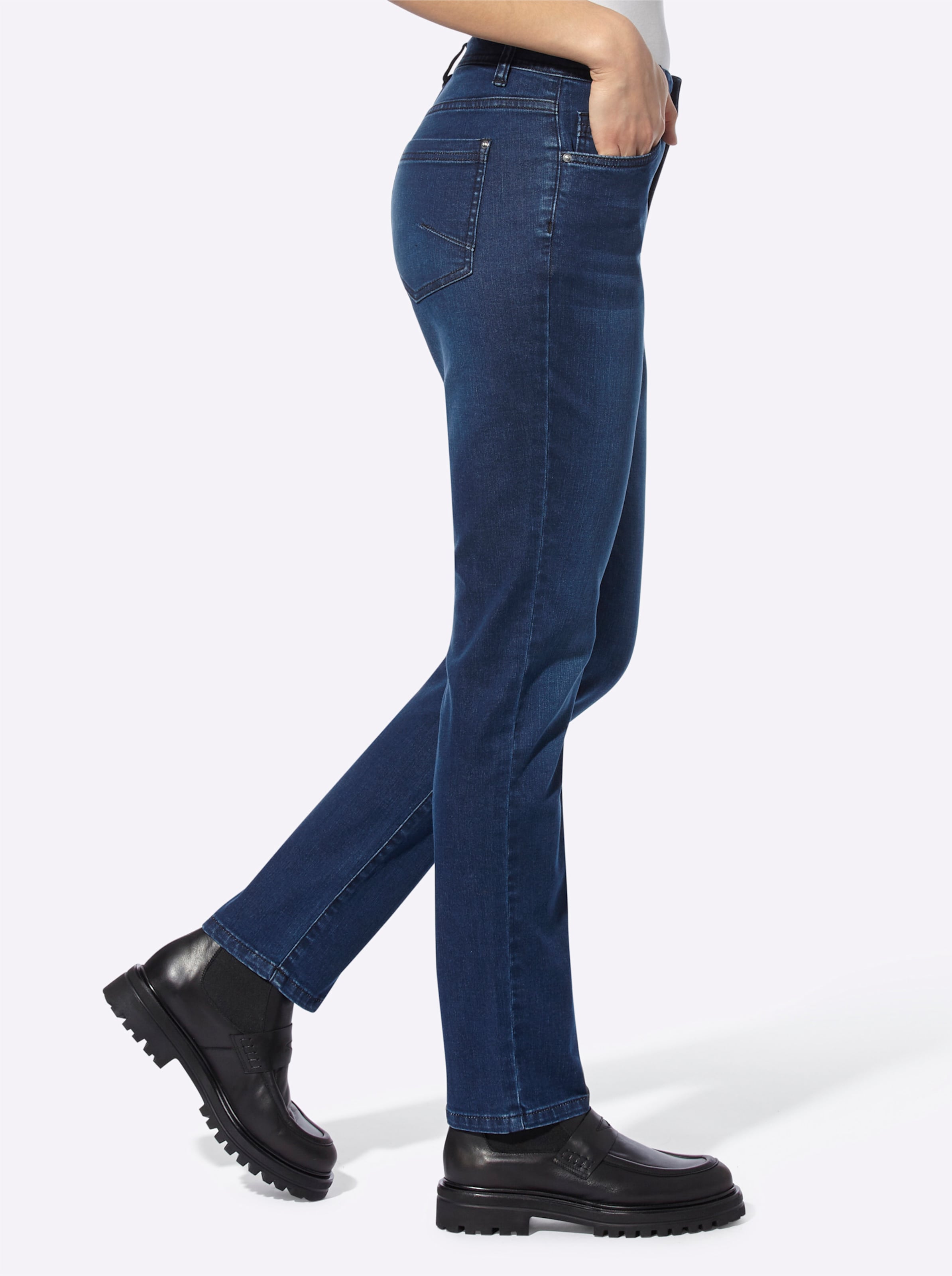 Blue Q günstig Kaufen-Jeans in dark blue von heine. Jeans in dark blue von heine <![CDATA[Jeans Moderne 5-Pockets in hochwertiger Stretch-Qualität mit dezenter Waschung. Mit Zier-Reißverschluss und geradem Bein. Normale Leibhöhe. Regular Fit. Fußweite ca. 34 cm. Unterstüt