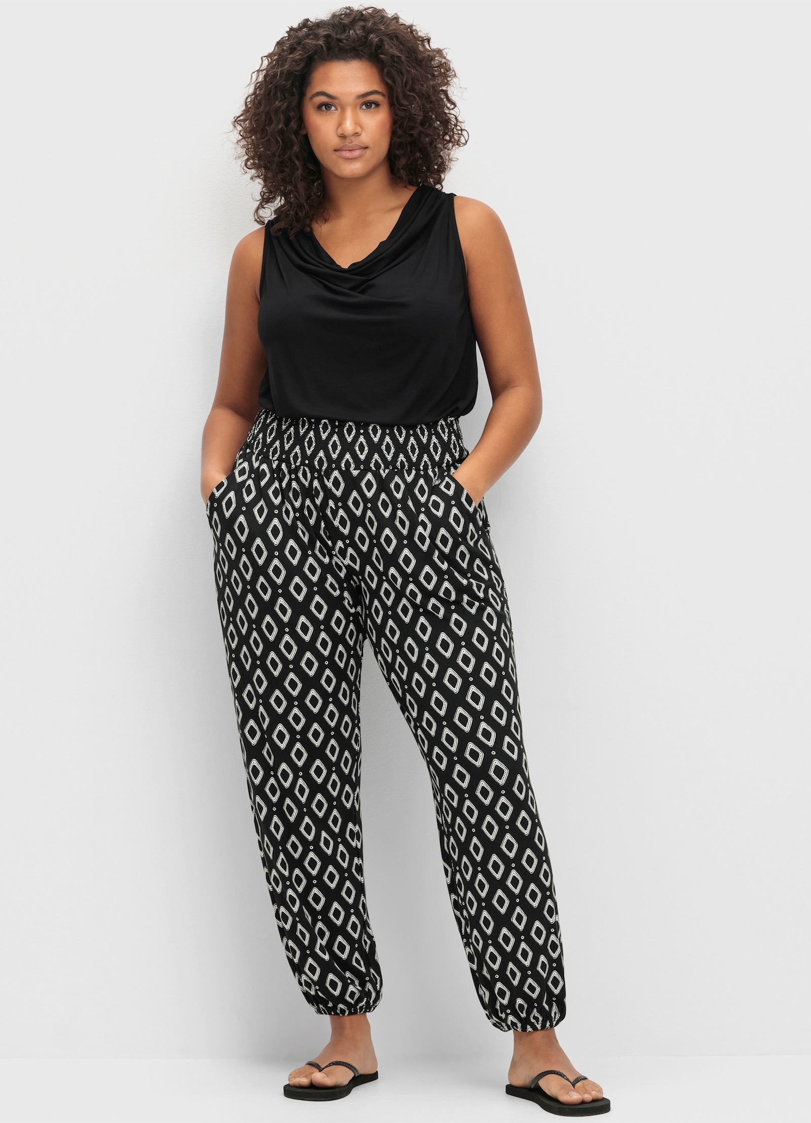 sheego Jogpants met print rondom - zwart gedessineerd