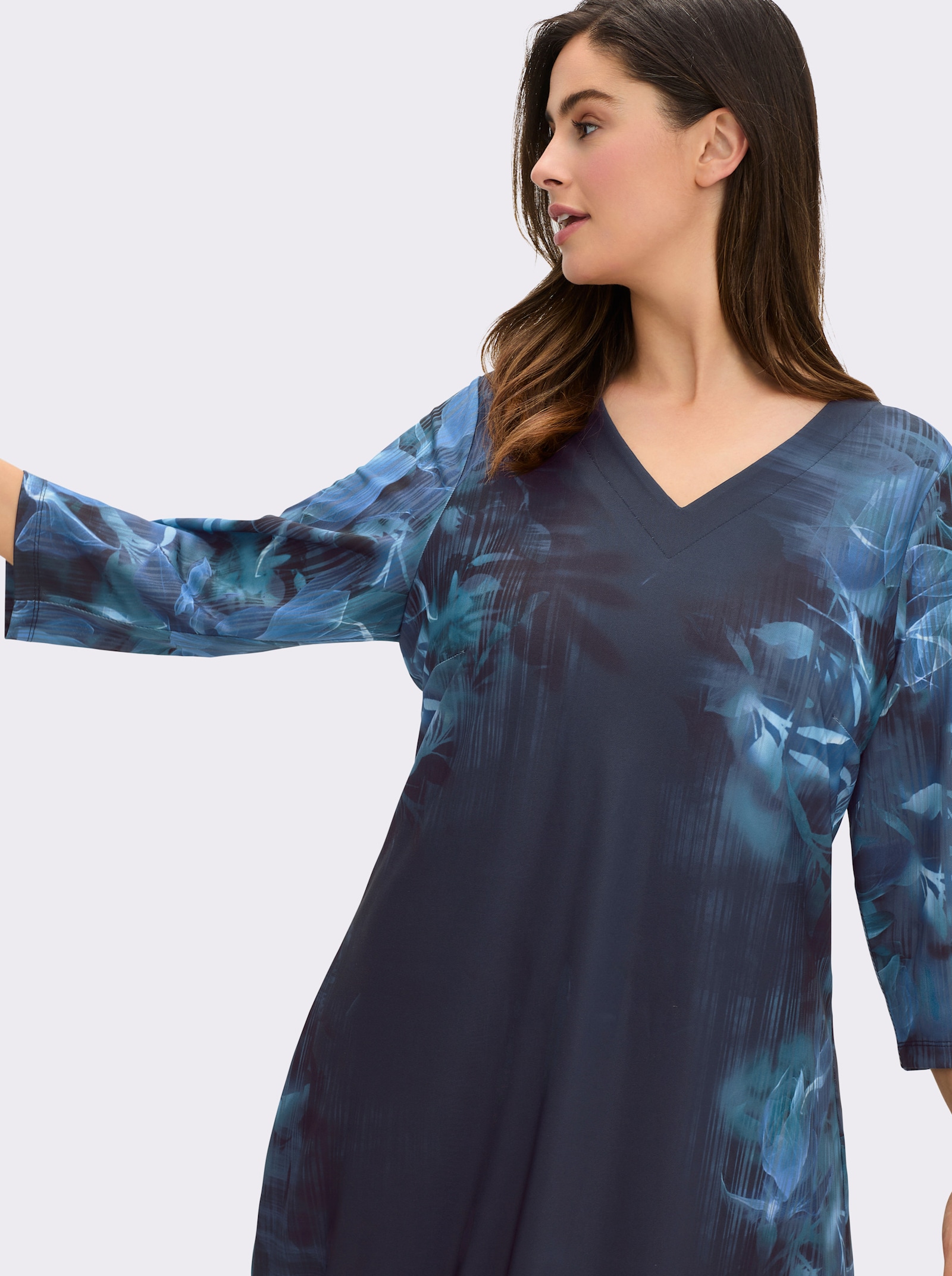 sheego Jerseykleid mit streckendem V-Ausschnitt - tiefblau-bedruckt