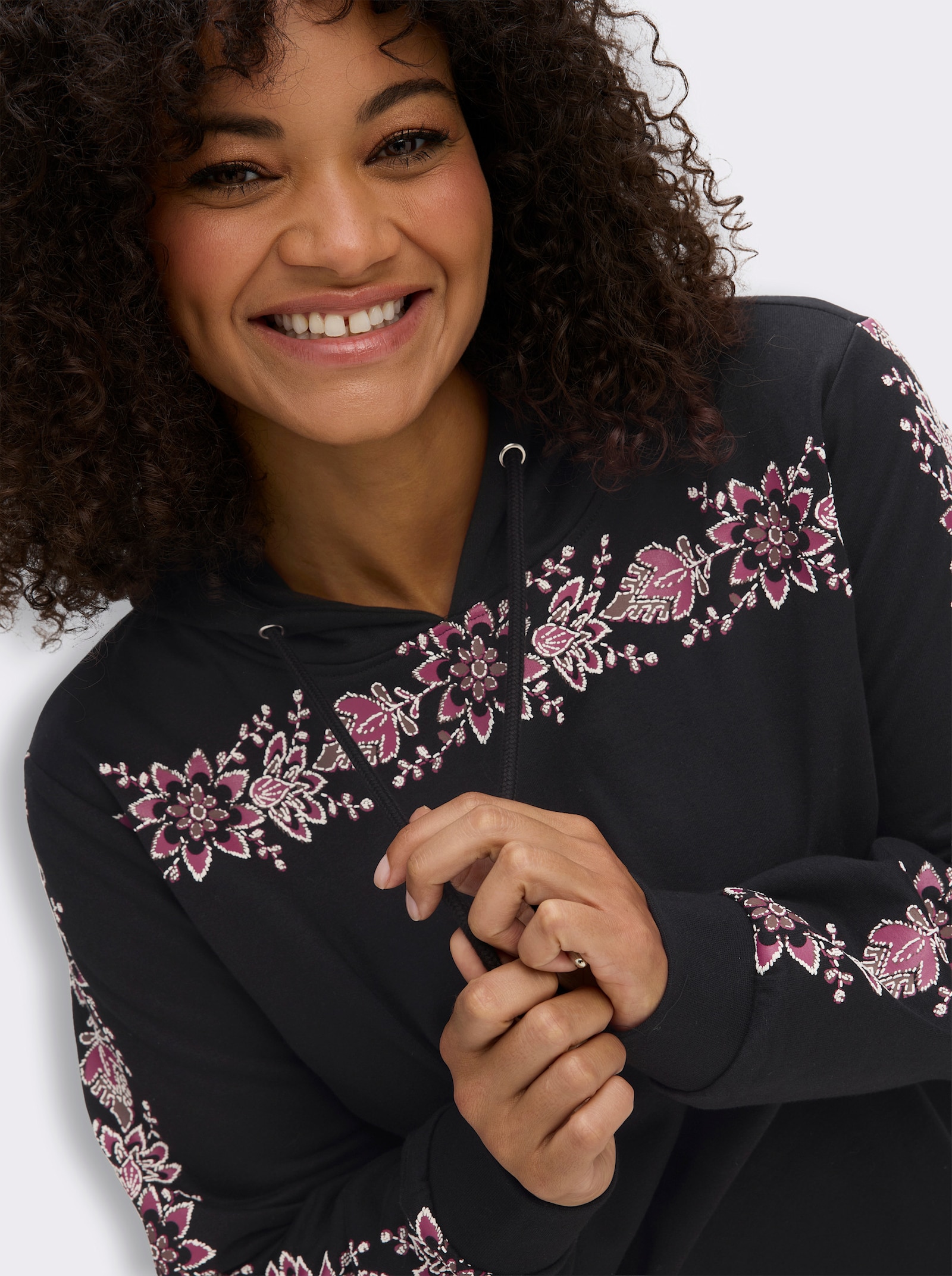 sheego Kapuzensweatshirt mit Blumenprint - schwarz-malve-bedruckt