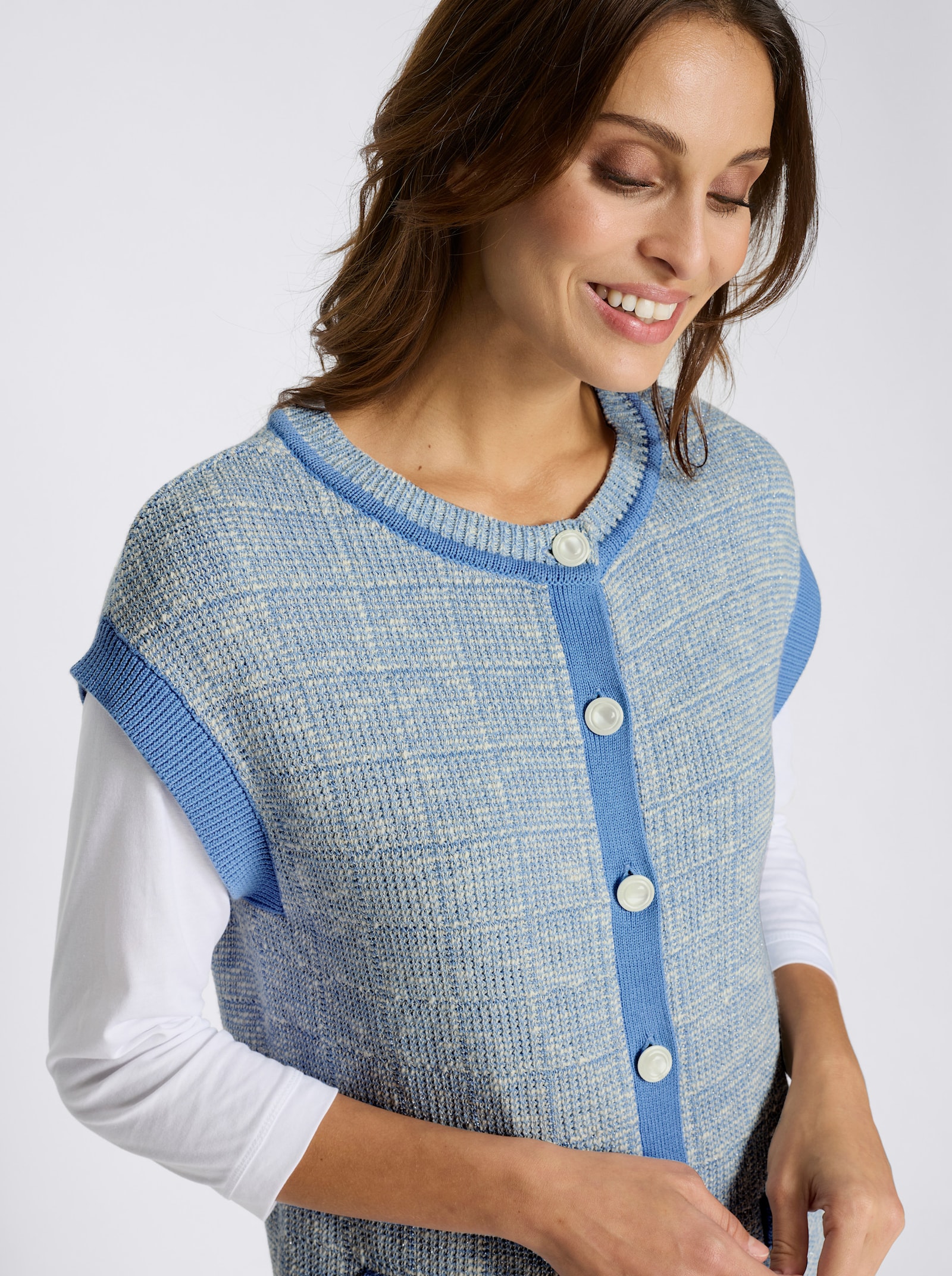 Strickweste mit imitierten Pattentaschen - himmelblau-ecru-gemustert