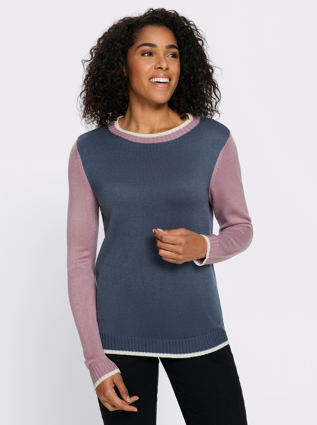 Stickad tröja med kontrastfärgade i ärmar - rökblå orkidé