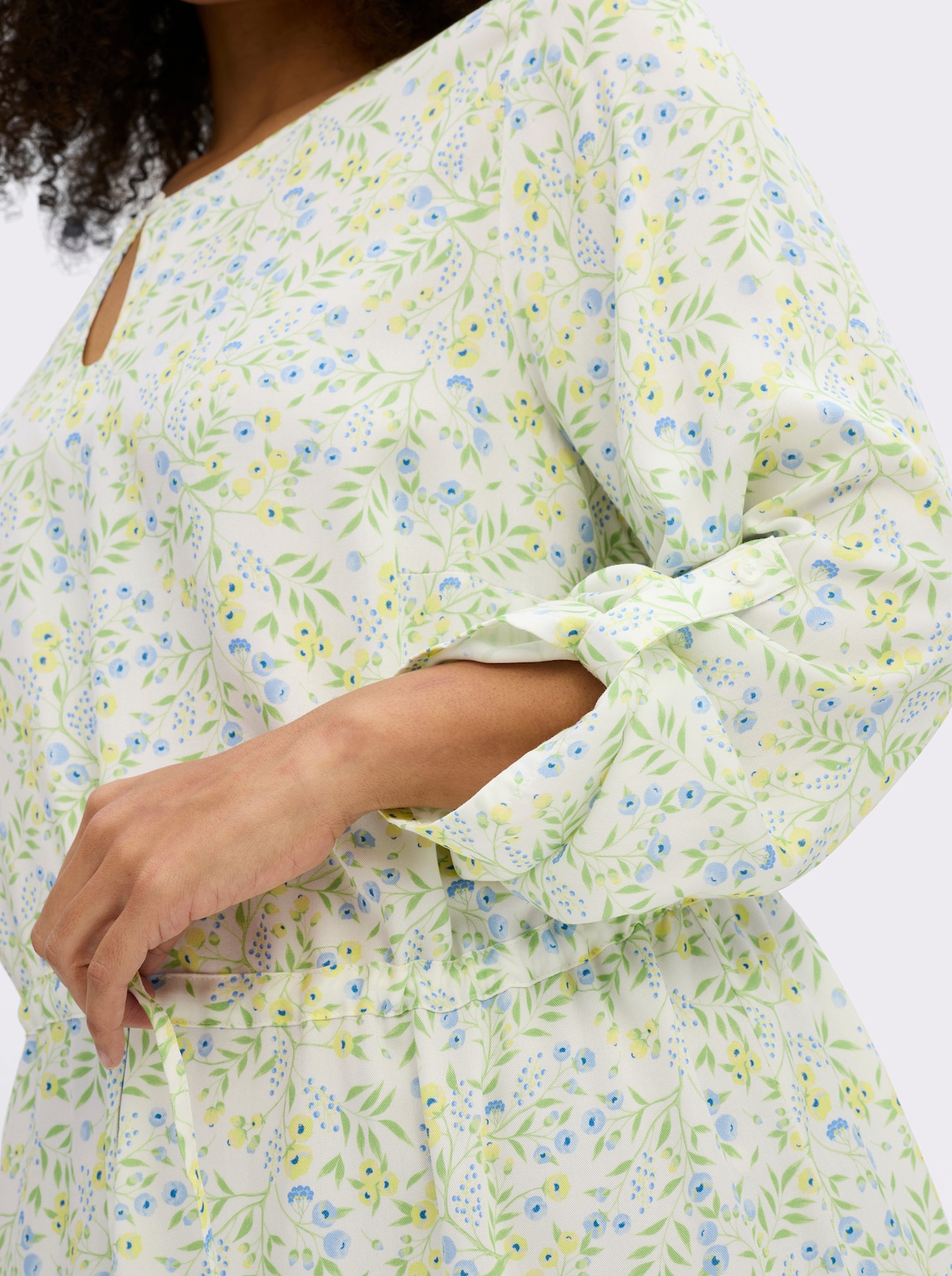 sheego Tunika mit Blumenprint und Taillen-Gummizug - ecru-eisblau-gemustert