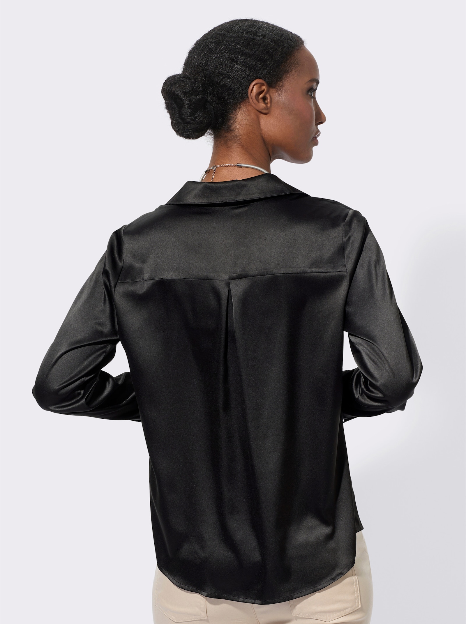 Satijnen blouse met sierknopen - zwart