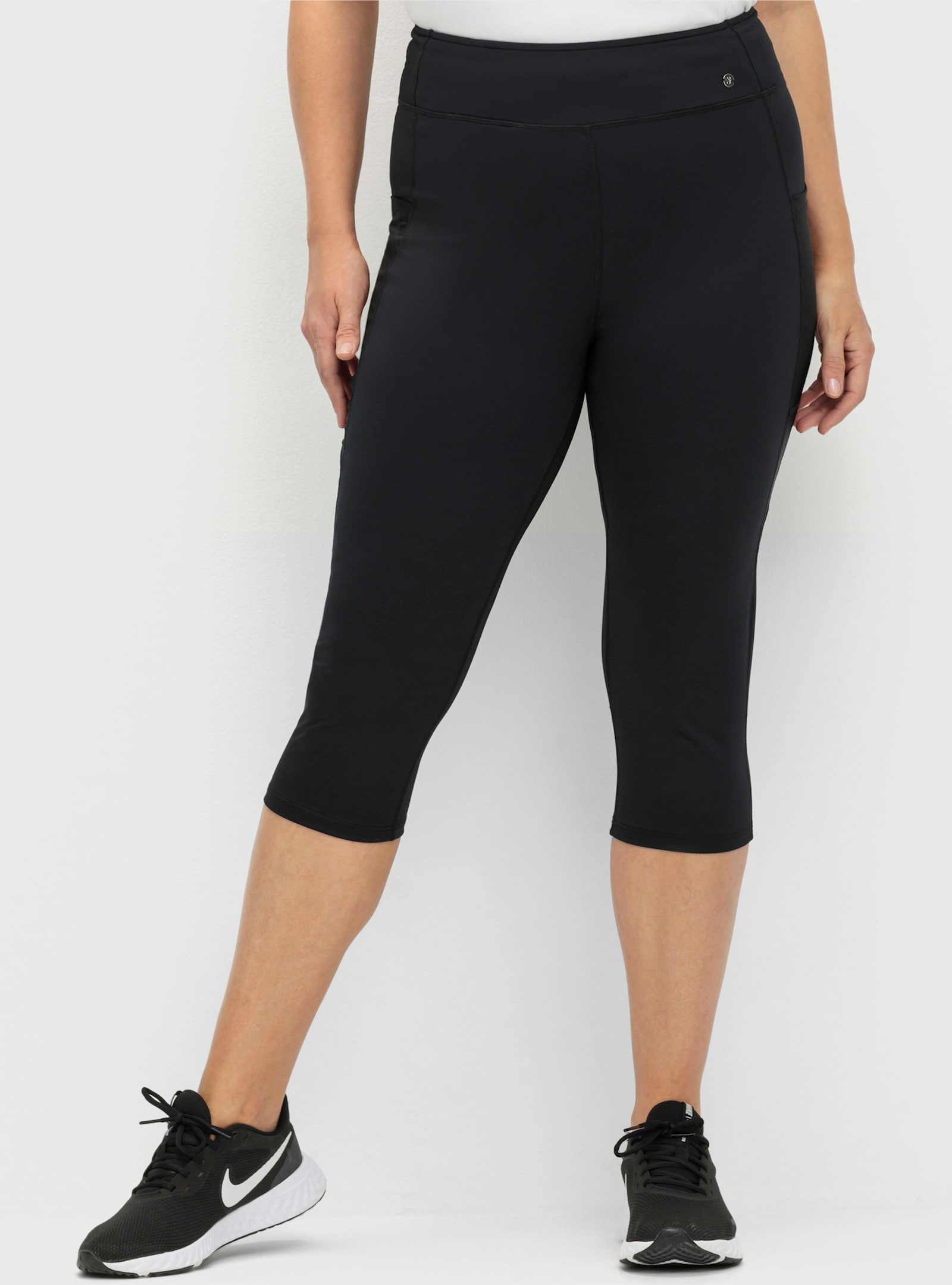 sheego Leggings in Funktionsqualität und Caprilänge, - schwarz