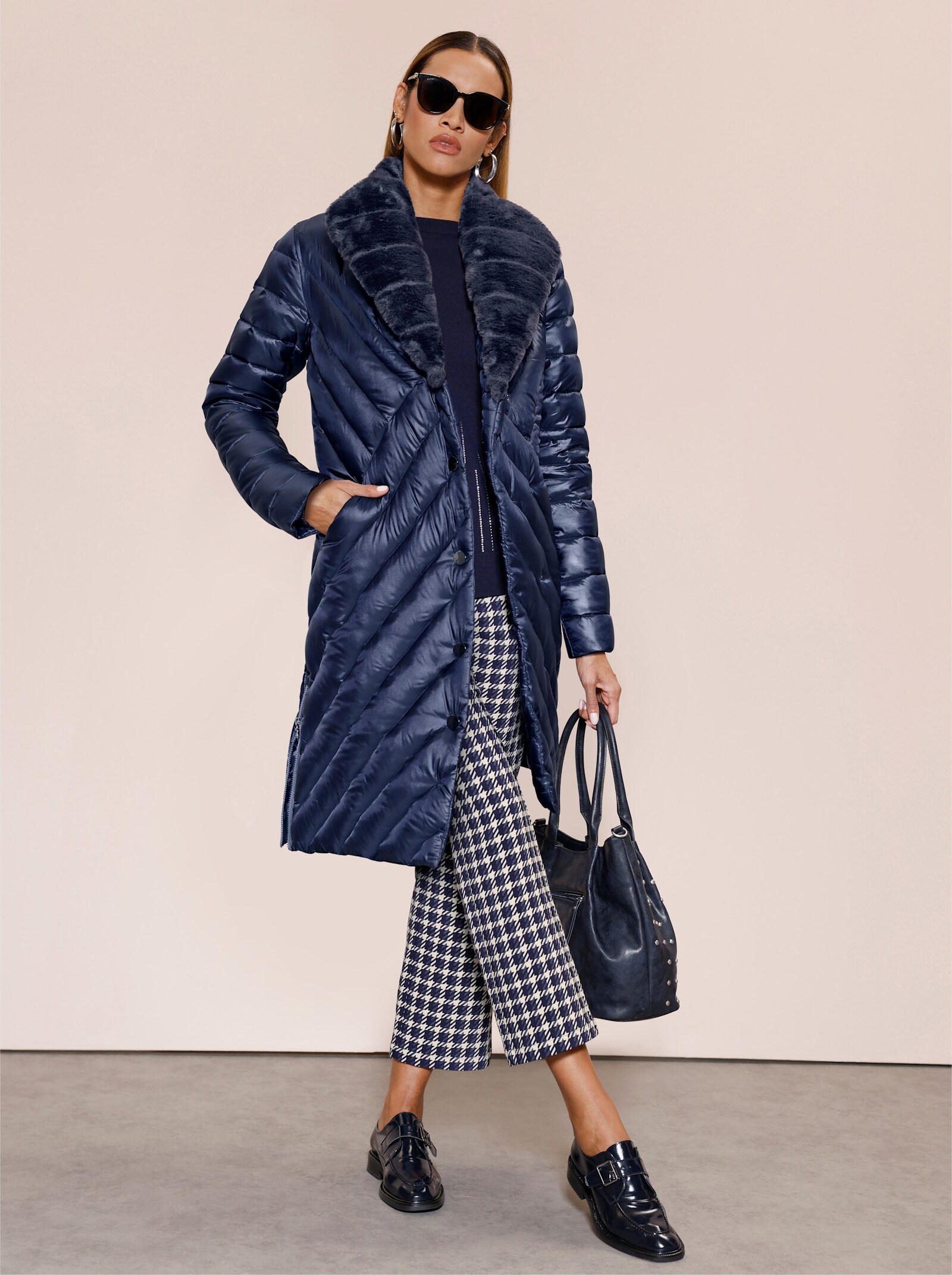 Daunenmantel mit abknöpfbarem Fellimitat-Kragen - marine