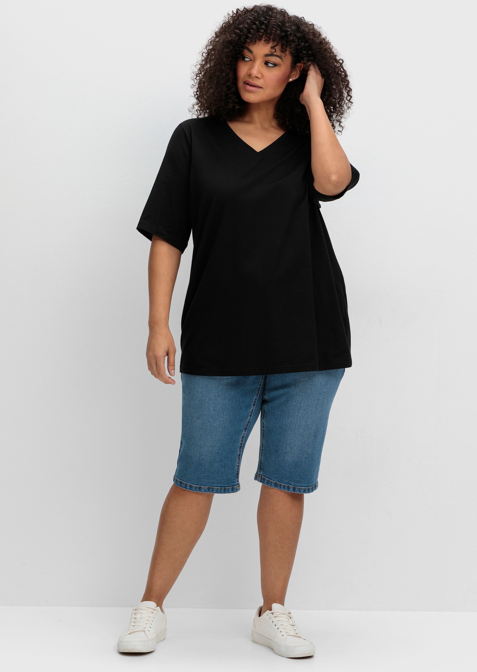 sheego Shirt met V-hals van jersey, licht getailleerd - zwart