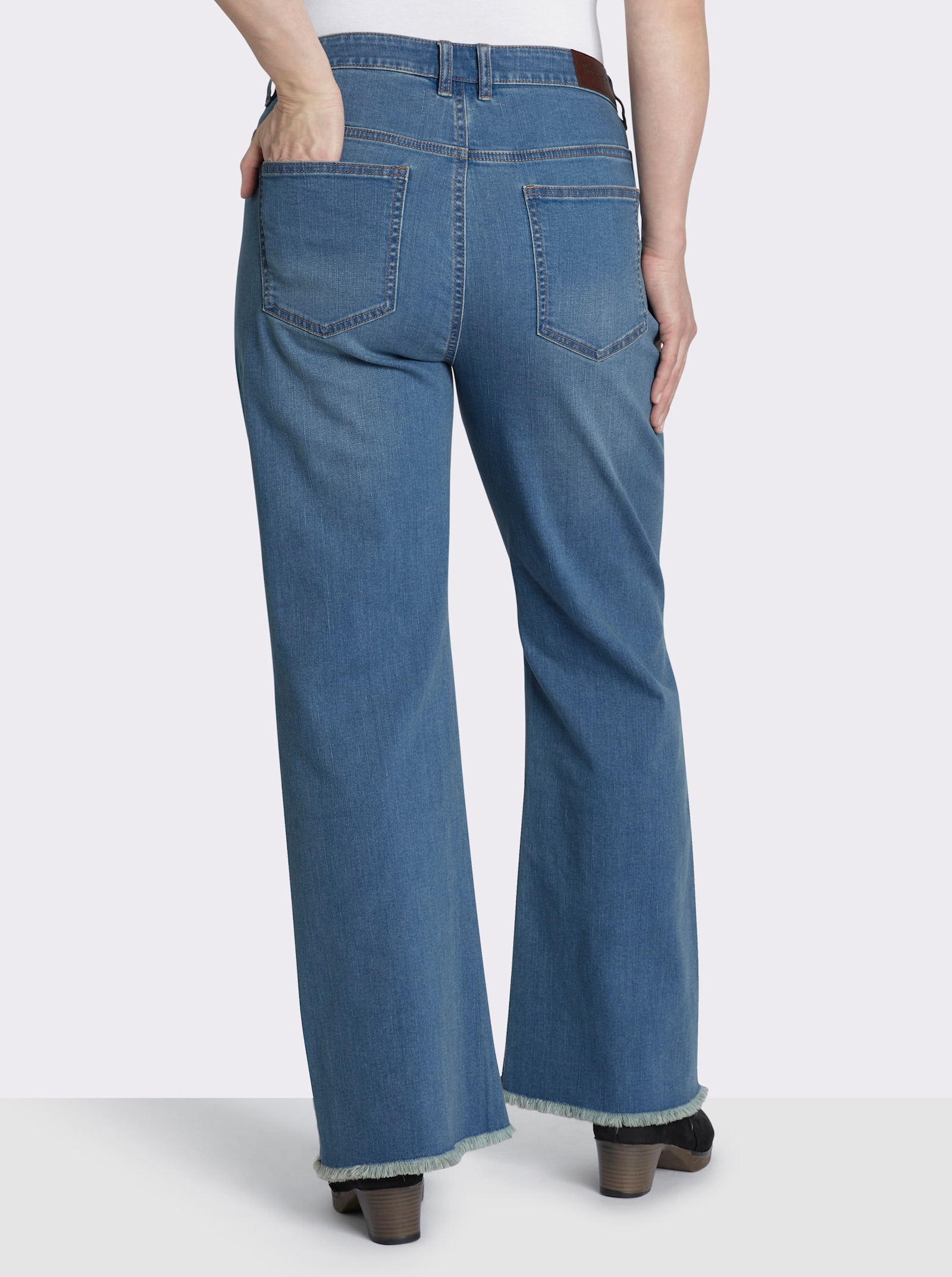 sheego Bootcut-Jeans mit Fransensaum - blue-bleached