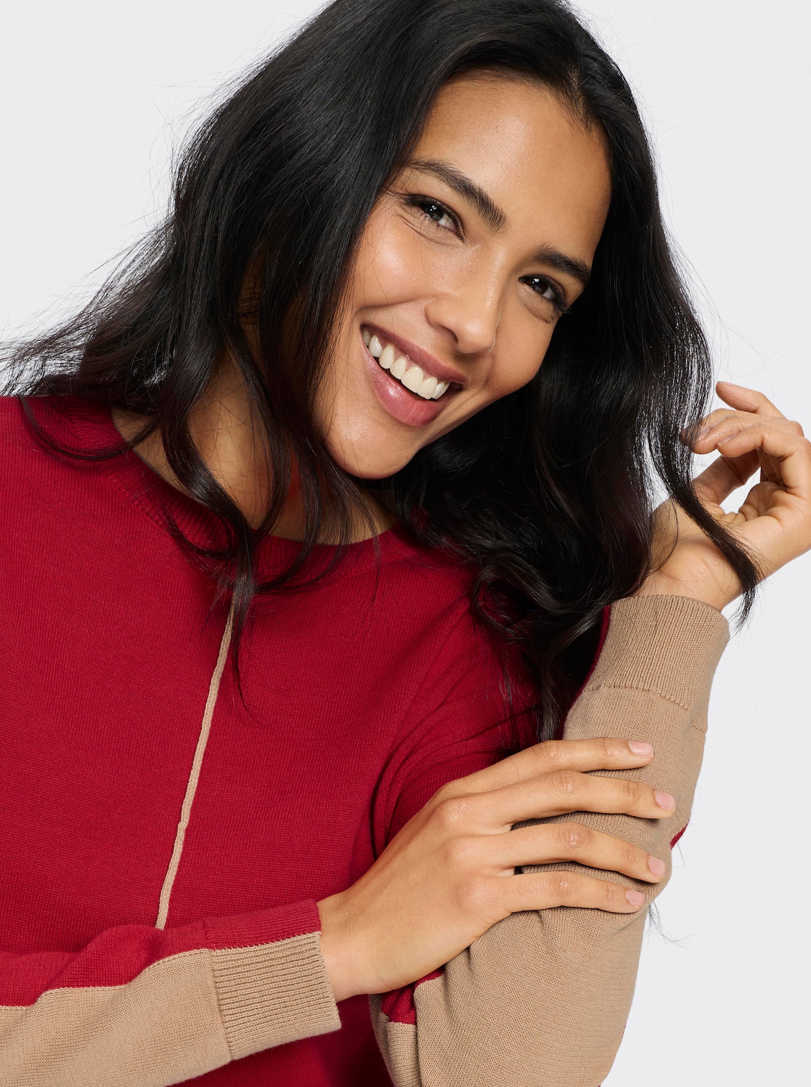 Rundhalspullover mit Kontrasten - rot-camel