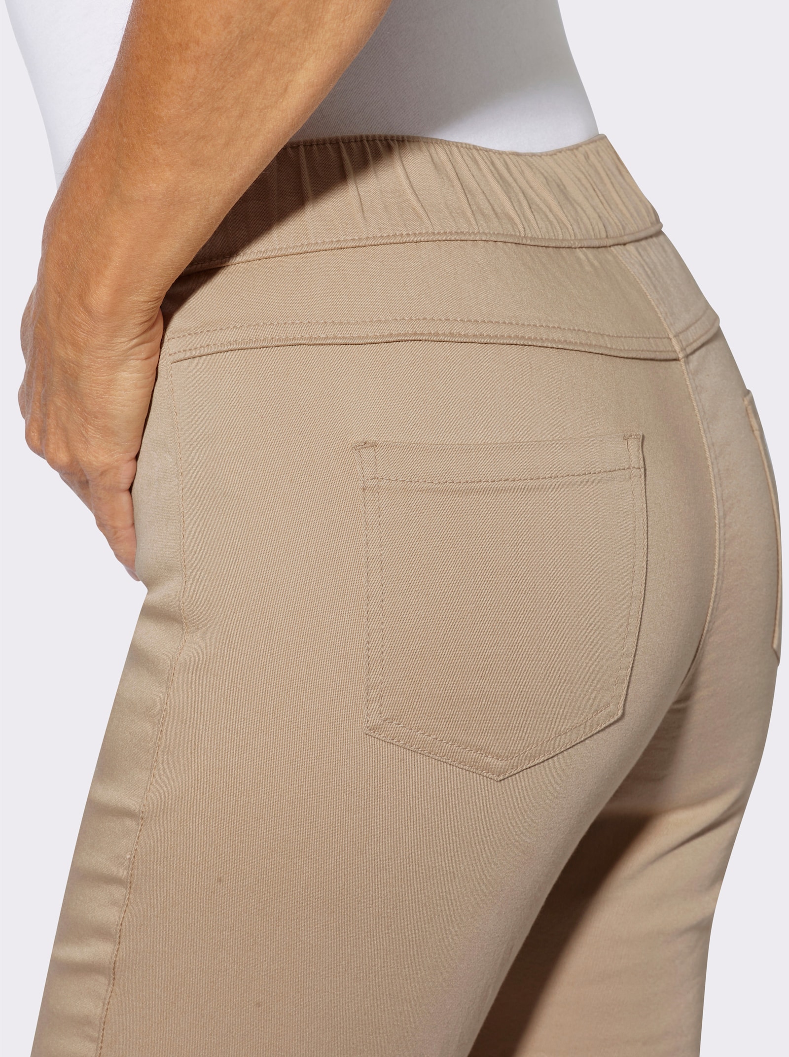 Gerade Jeans mit v-förmiger Passe vorne - beige