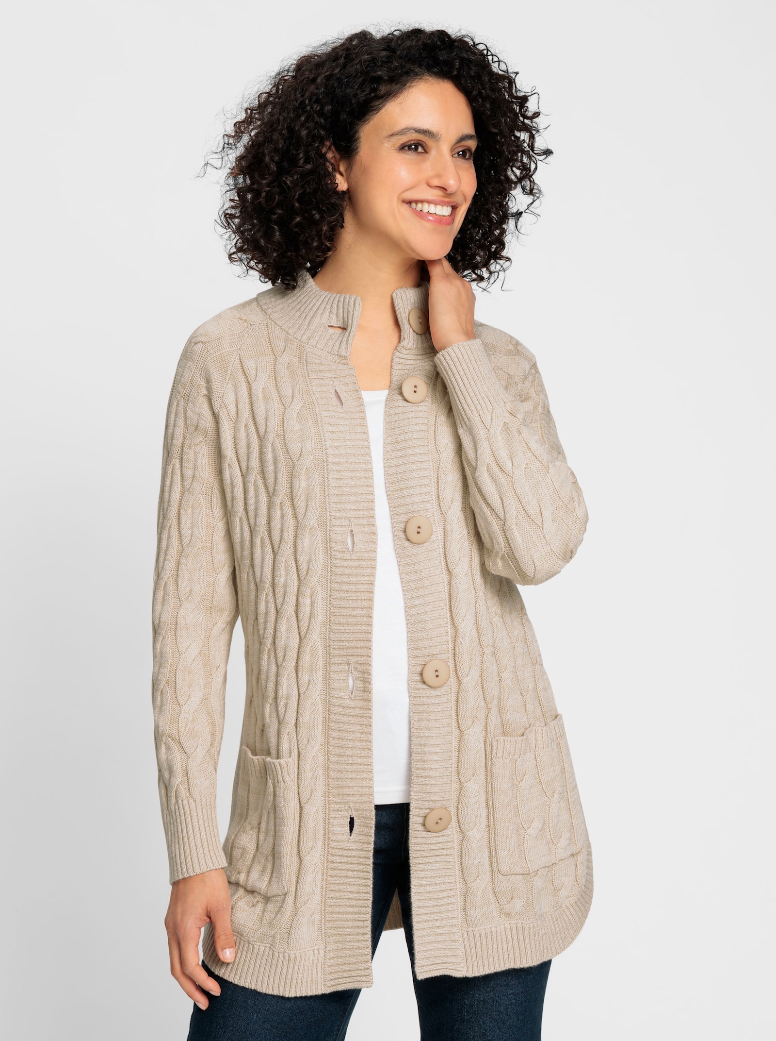 Longstrickjacke mit Zopf-Strickmuster - sand