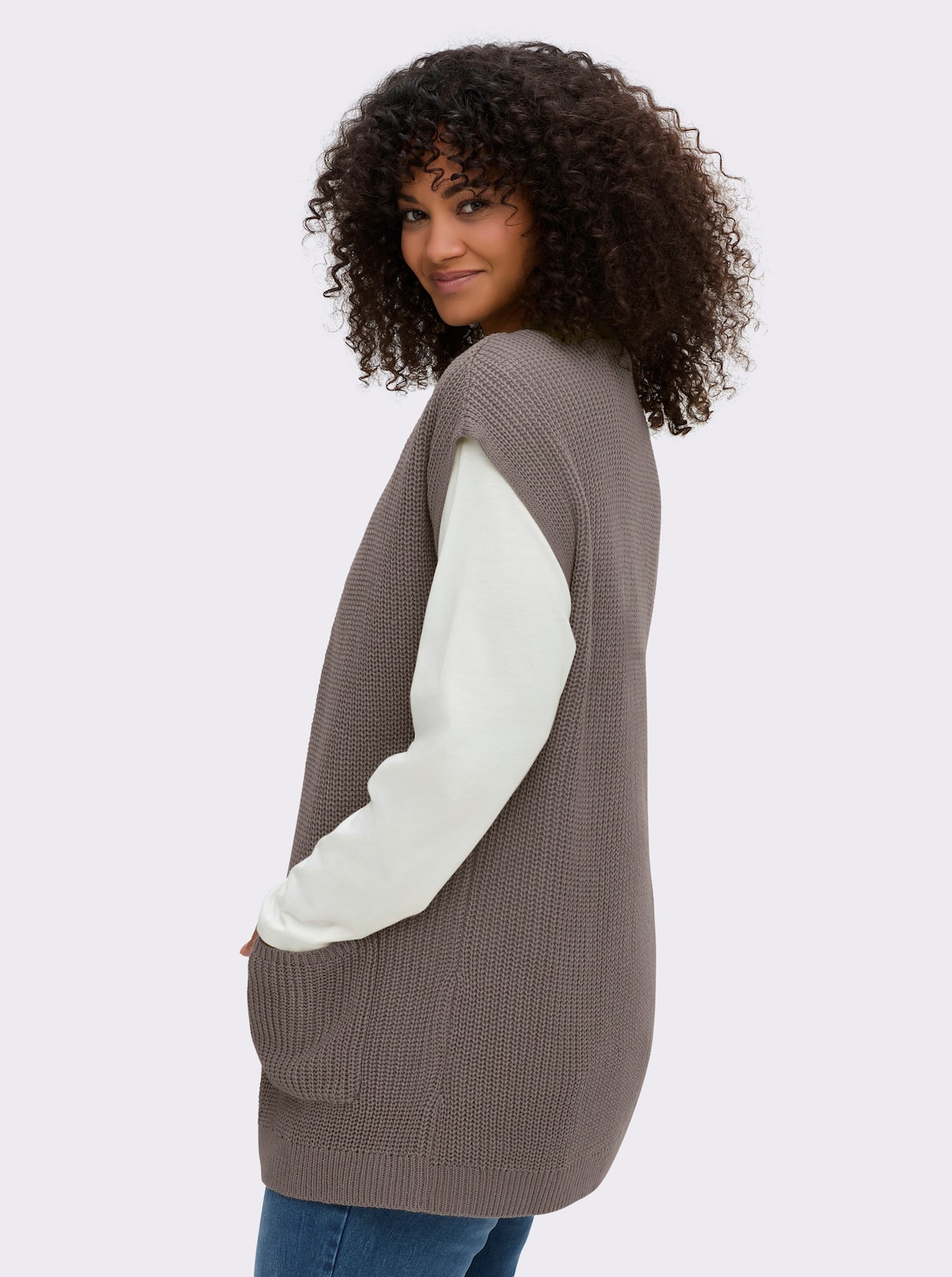 Strickweste mit Zopfmuster vorne - taupe