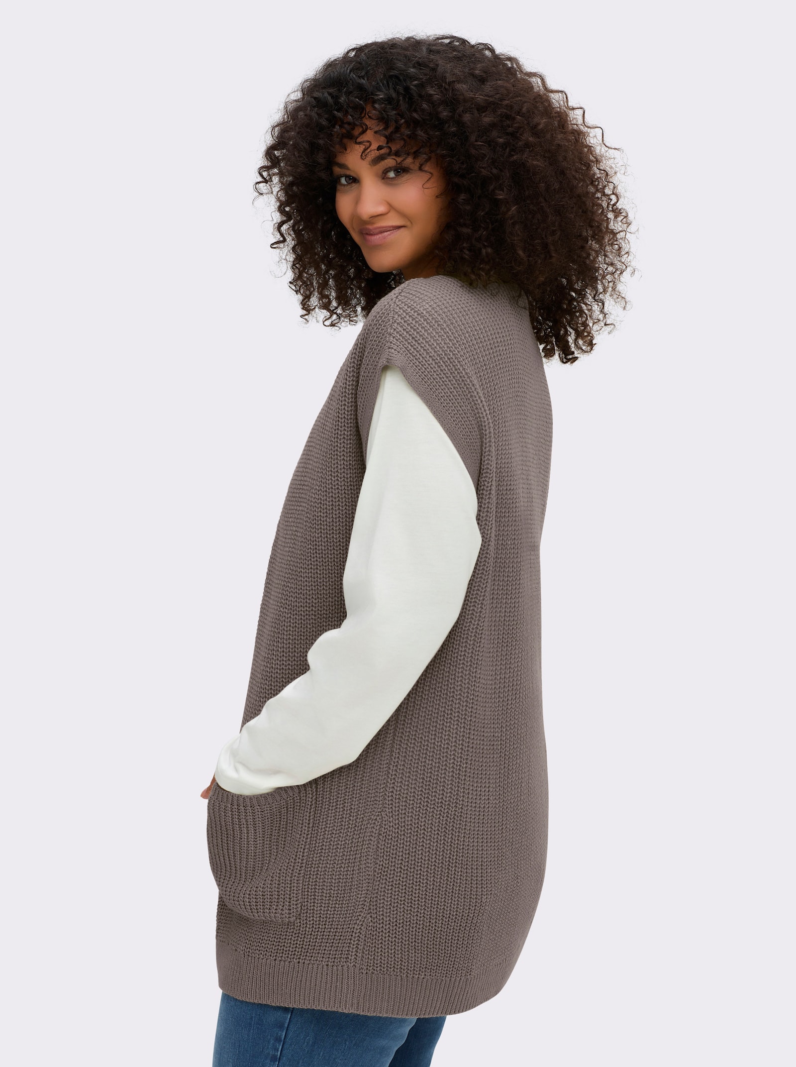 Strickweste mit Zopfmuster vorne - taupe