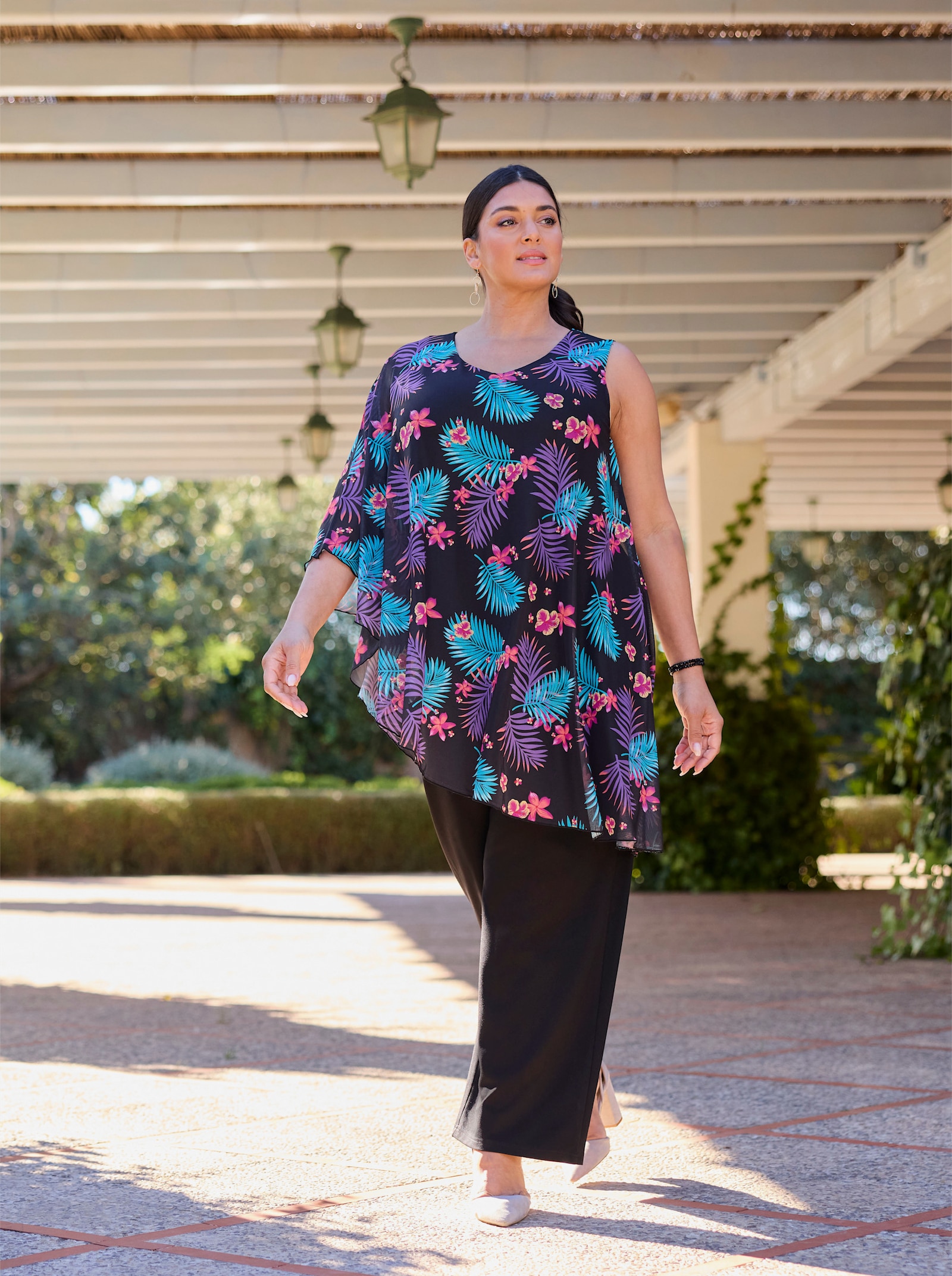 sheego Jumpsuit mit asymmetrischem Cape - schwarz-erdbeere-bedruckt