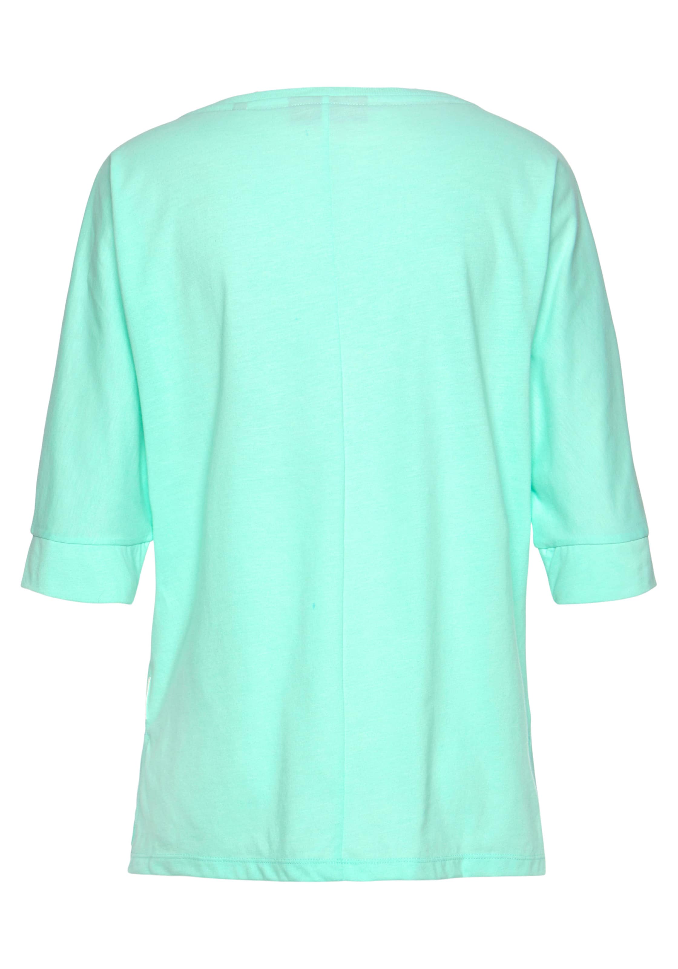Lang Shirt  günstig Kaufen-3/4-Arm-Shirt in mint von Elbsand. 3/4-Arm-Shirt in mint von Elbsand <![CDATA[Shirt von ELBSAND. Großer Logoschriftzug vorn. Lässige Form mit halblangen Ärmeln. Länge ca. 70 cm. Weiche Shirtware aus 50% Baumwolle, 50% Polyester.]]>. 