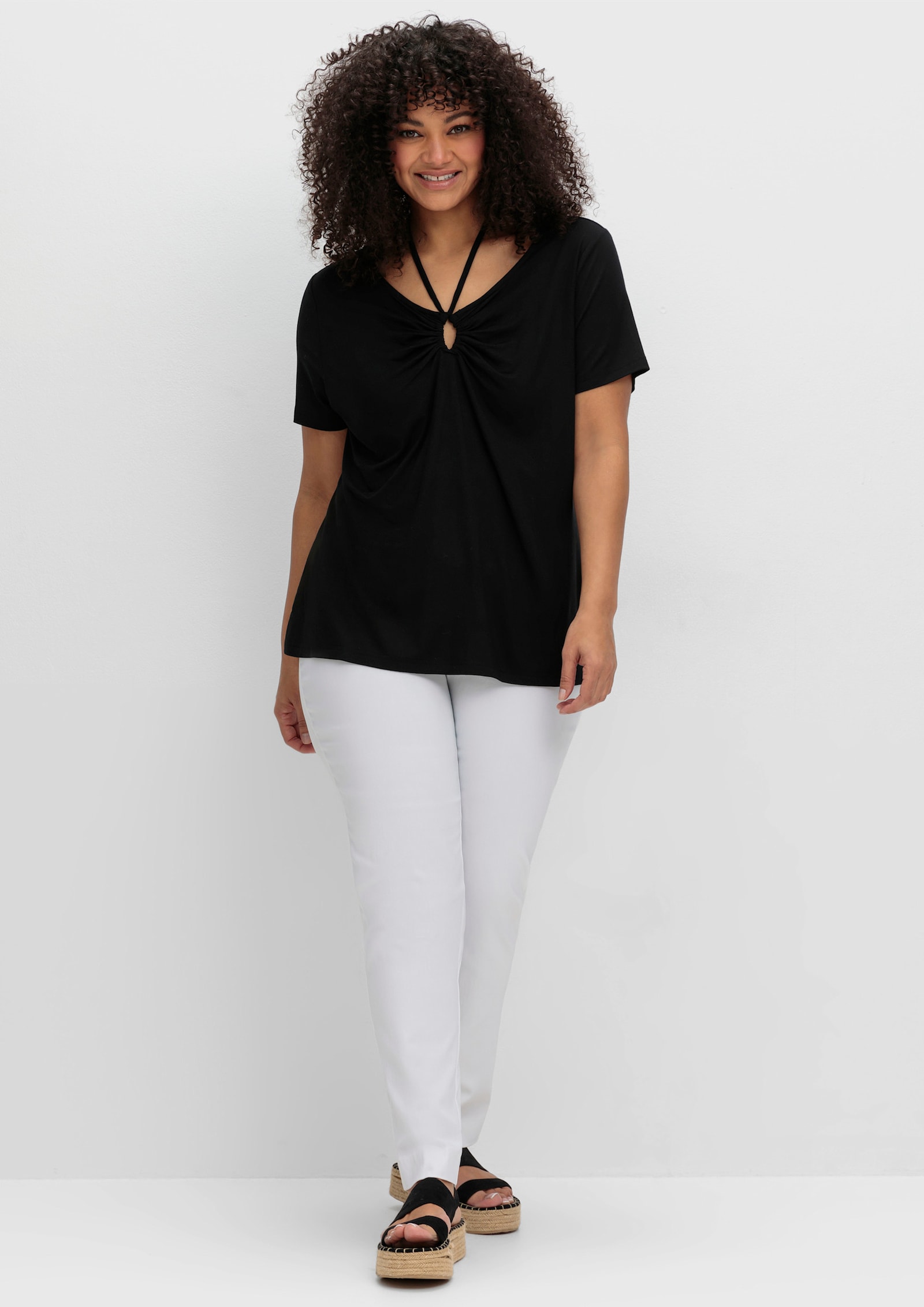 sheego by Joe Browns Haltershirt met V-vormige cut-out - zwart